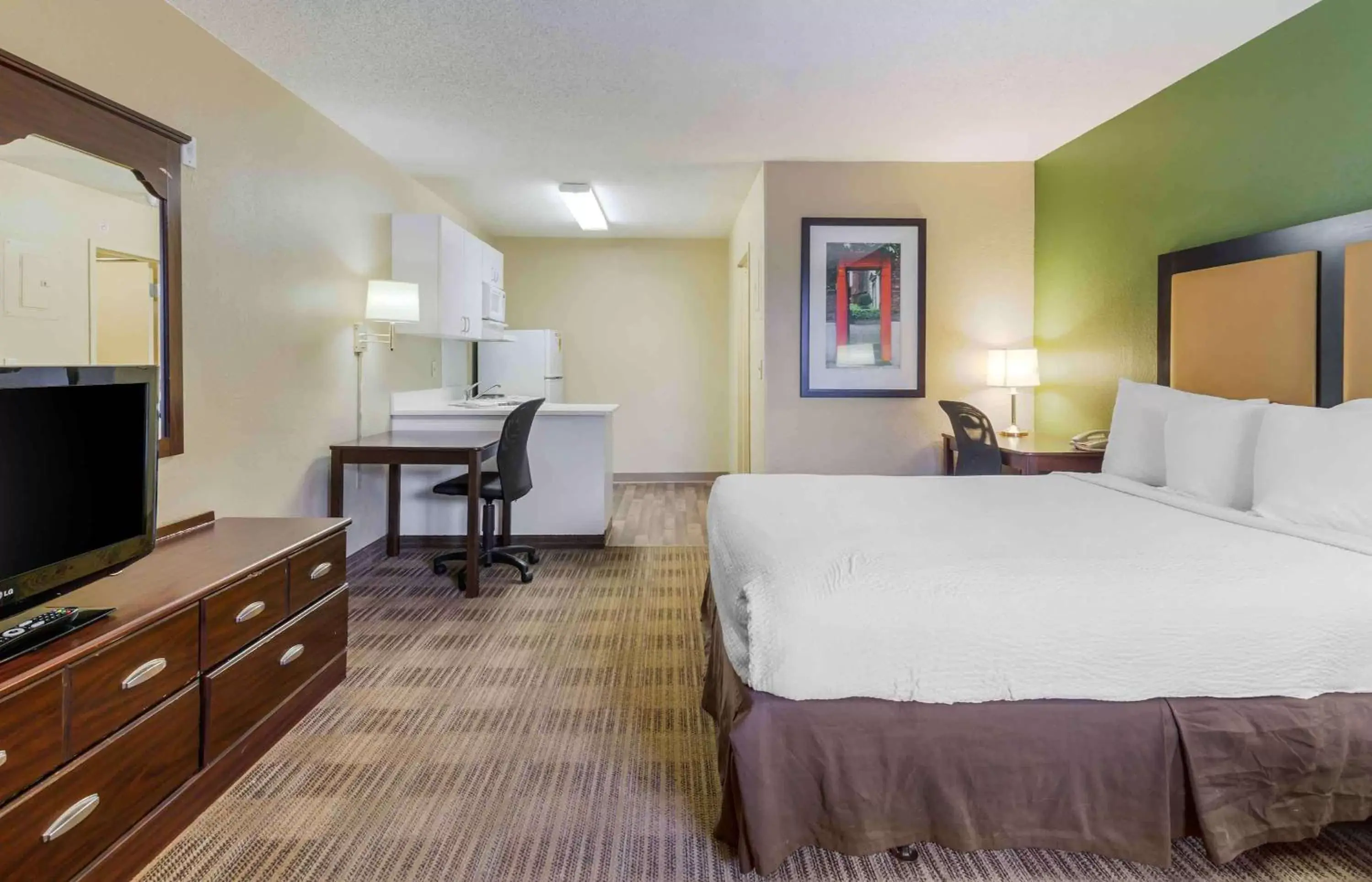 Bedroom, Bed in Extended Stay America Suites - Fayetteville - Owen Dr