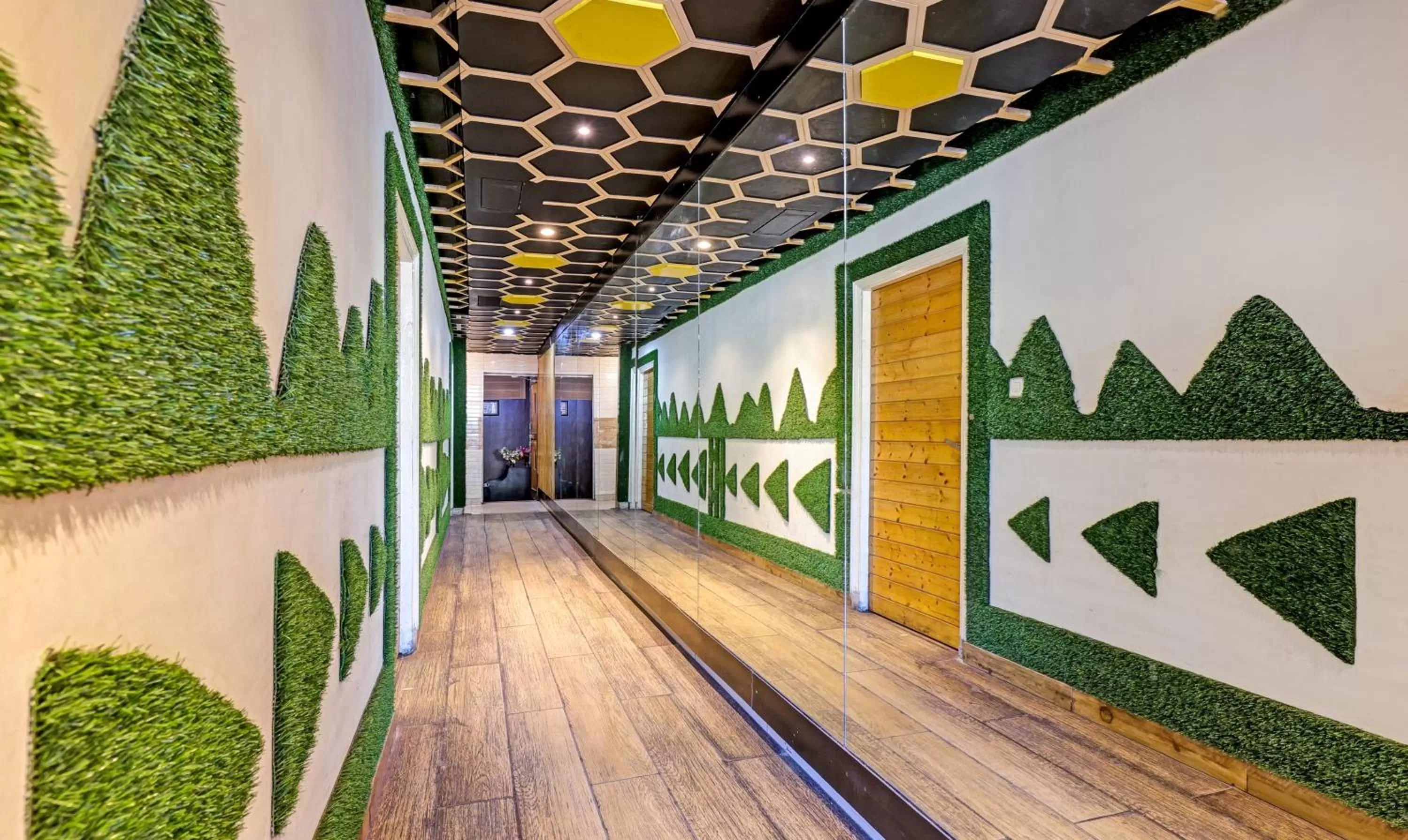 Itsy By Treebo - Friends