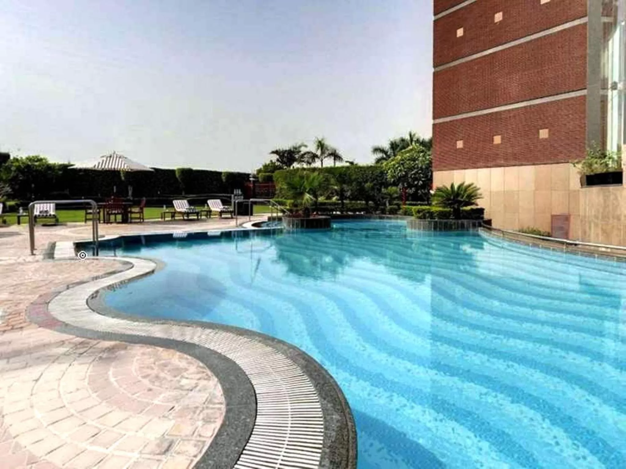Swimming pool in Radisson Blu MBD Hotel Noida