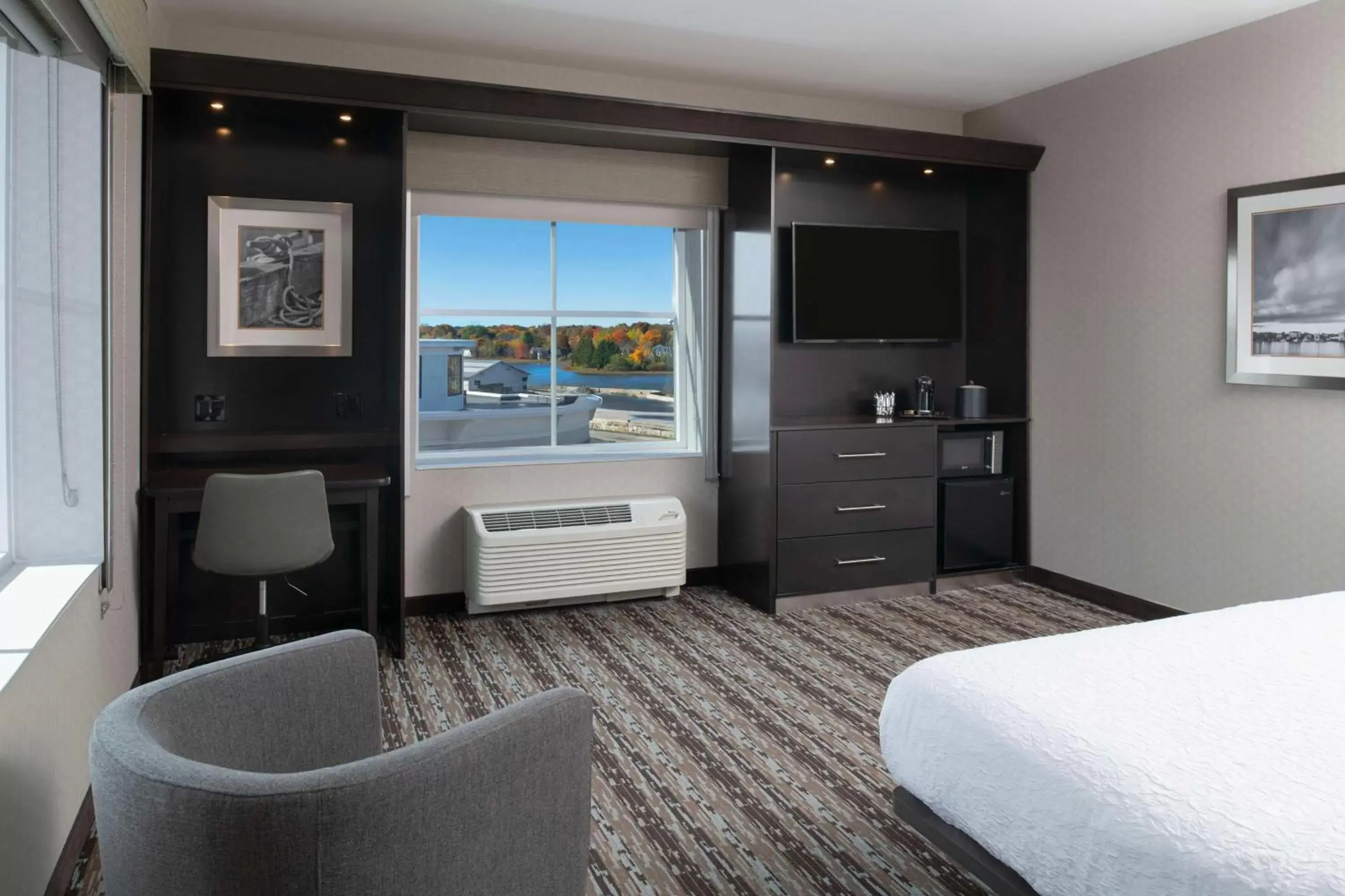 Bedroom, TV/Entertainment Center in Hampton Inn & Suites Portsmouth Downtown