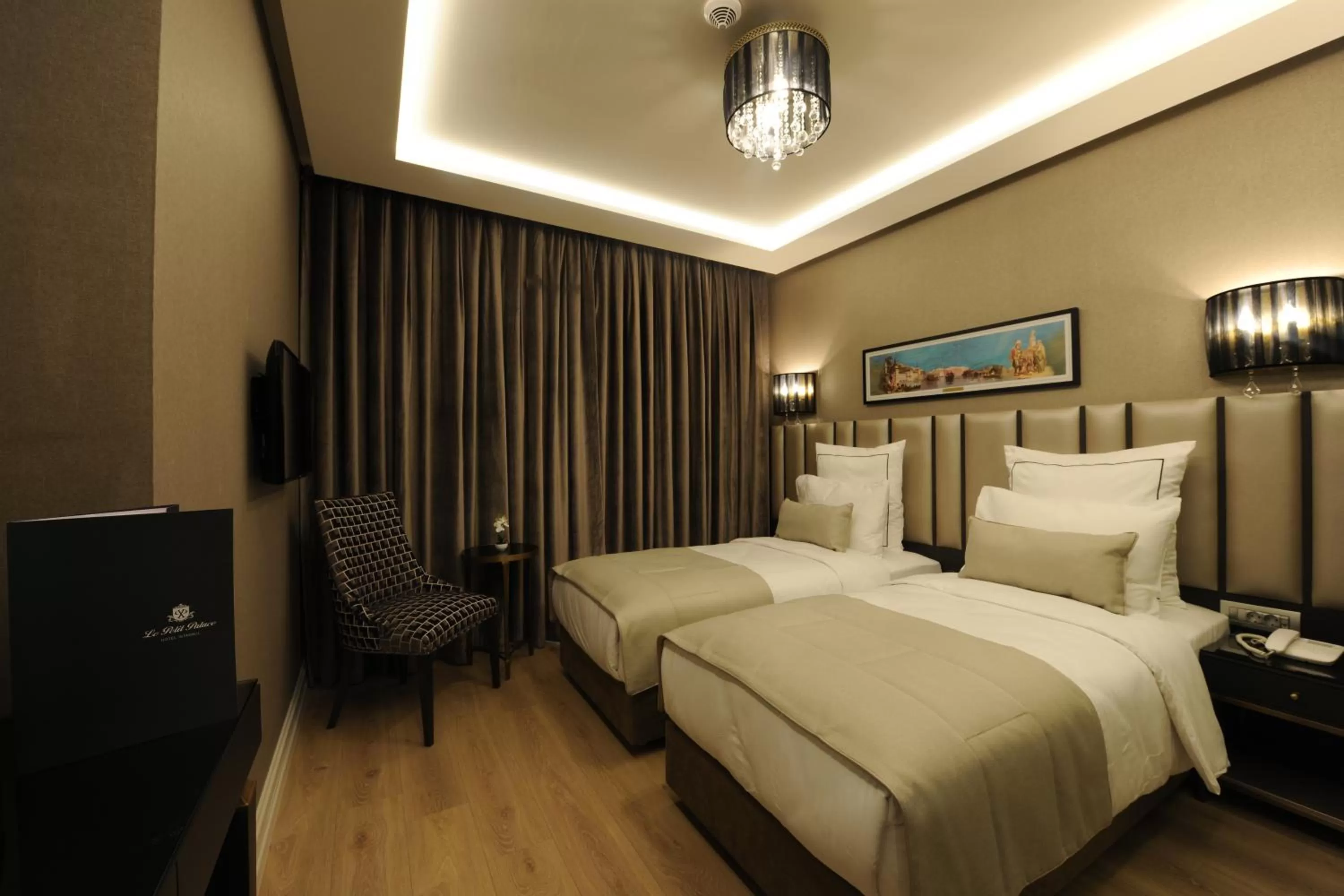 Photo of the whole room, Bed in Le Petit Palace Hotel - Special Category