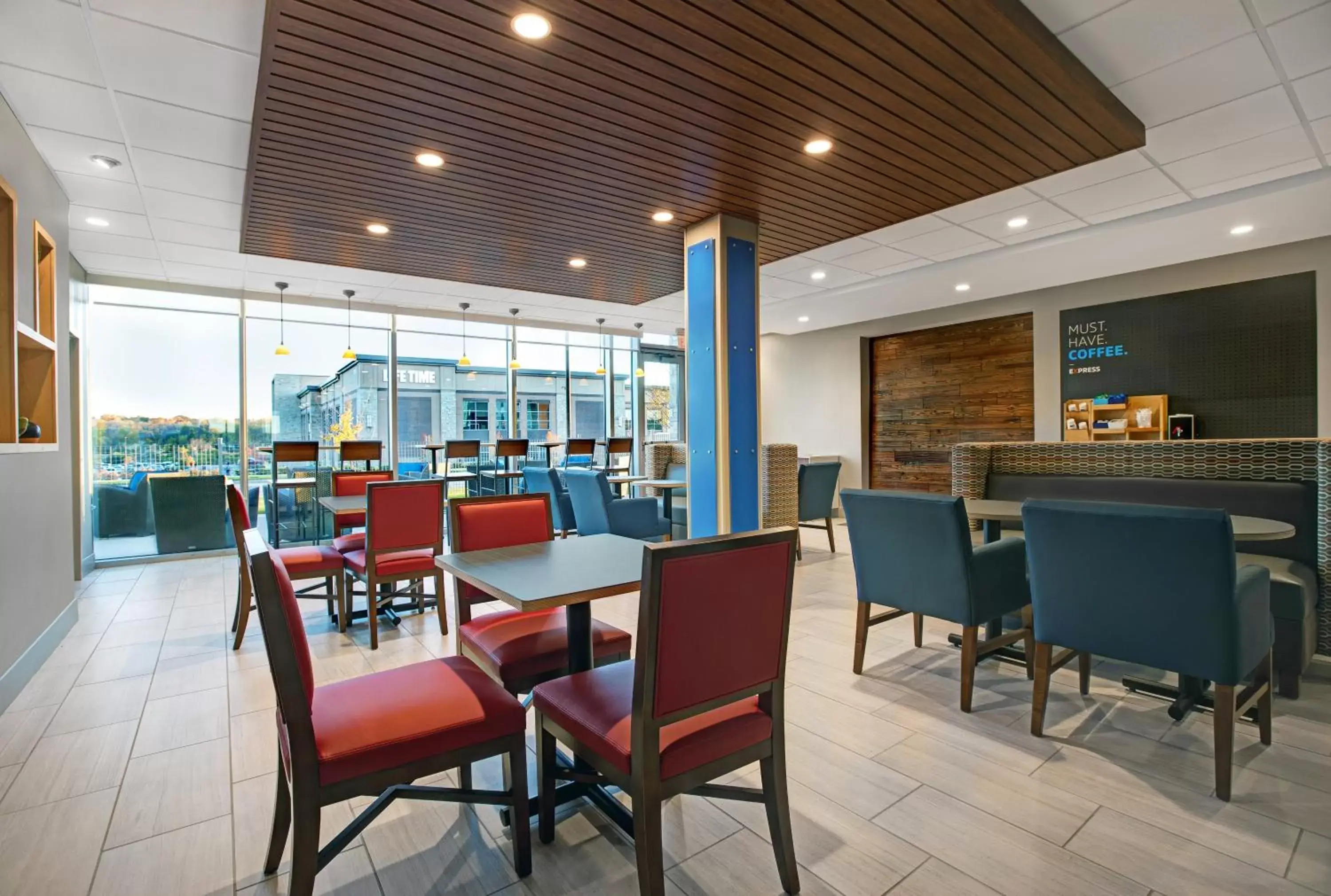 Property building, Restaurant/Places to Eat in Holiday Inn Express & Suites - Milwaukee - Brookfield, an IHG Hotel