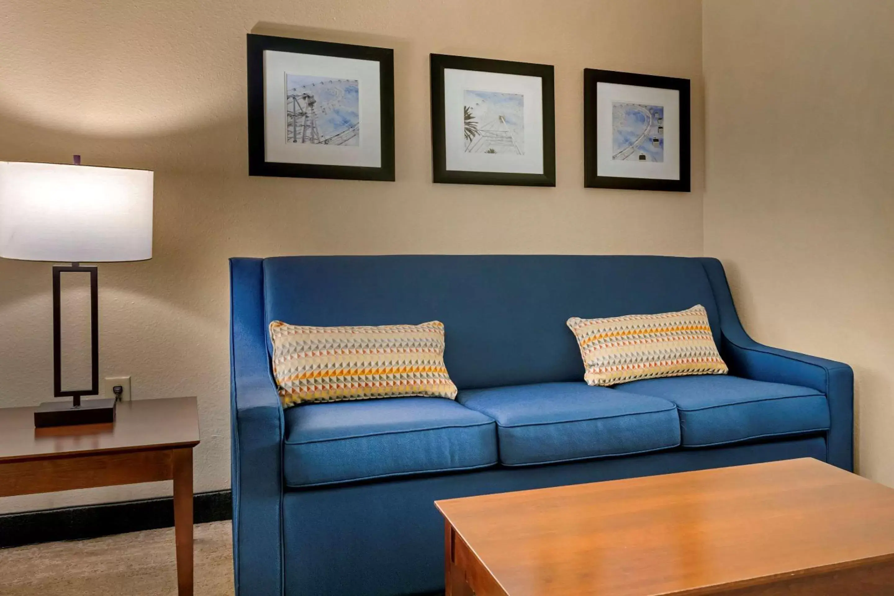 Photo of the whole room, Seating Area in Comfort Suites Near Universal Orlando Resort