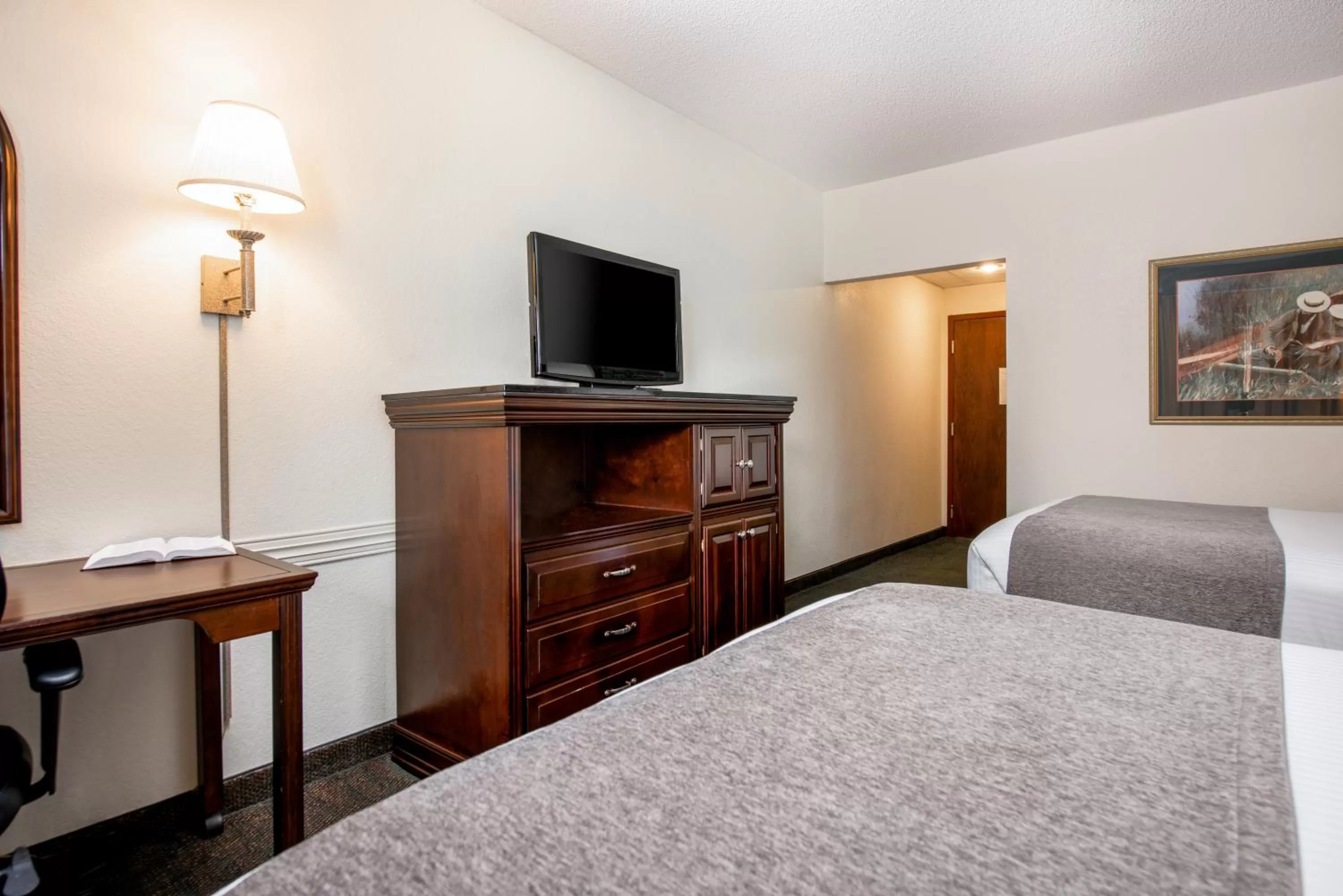 Living room, Bed in Savannah House Hotel