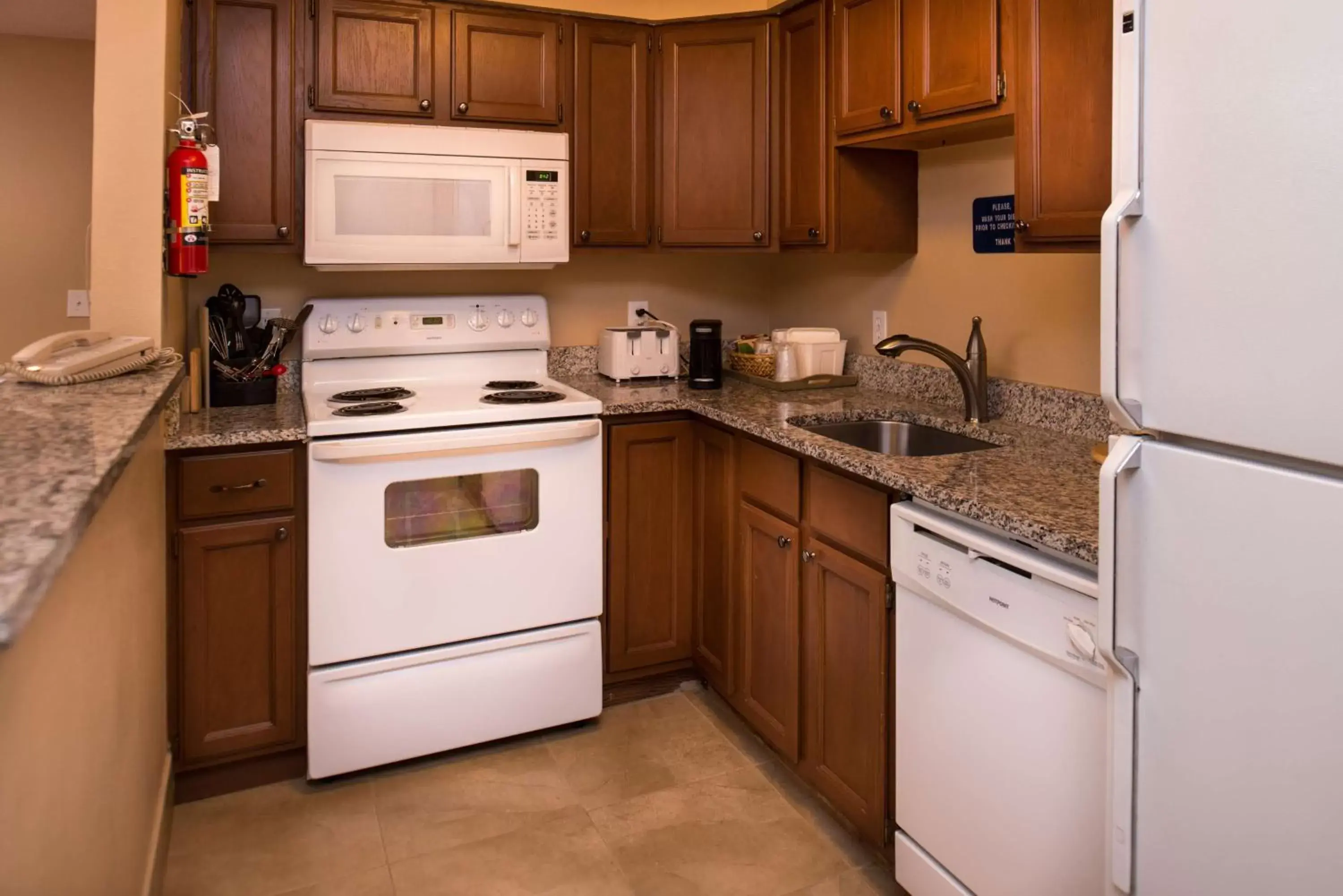 Photo of the whole room, Kitchen/Kitchenette in Best Western Ambassador Inn & Suites