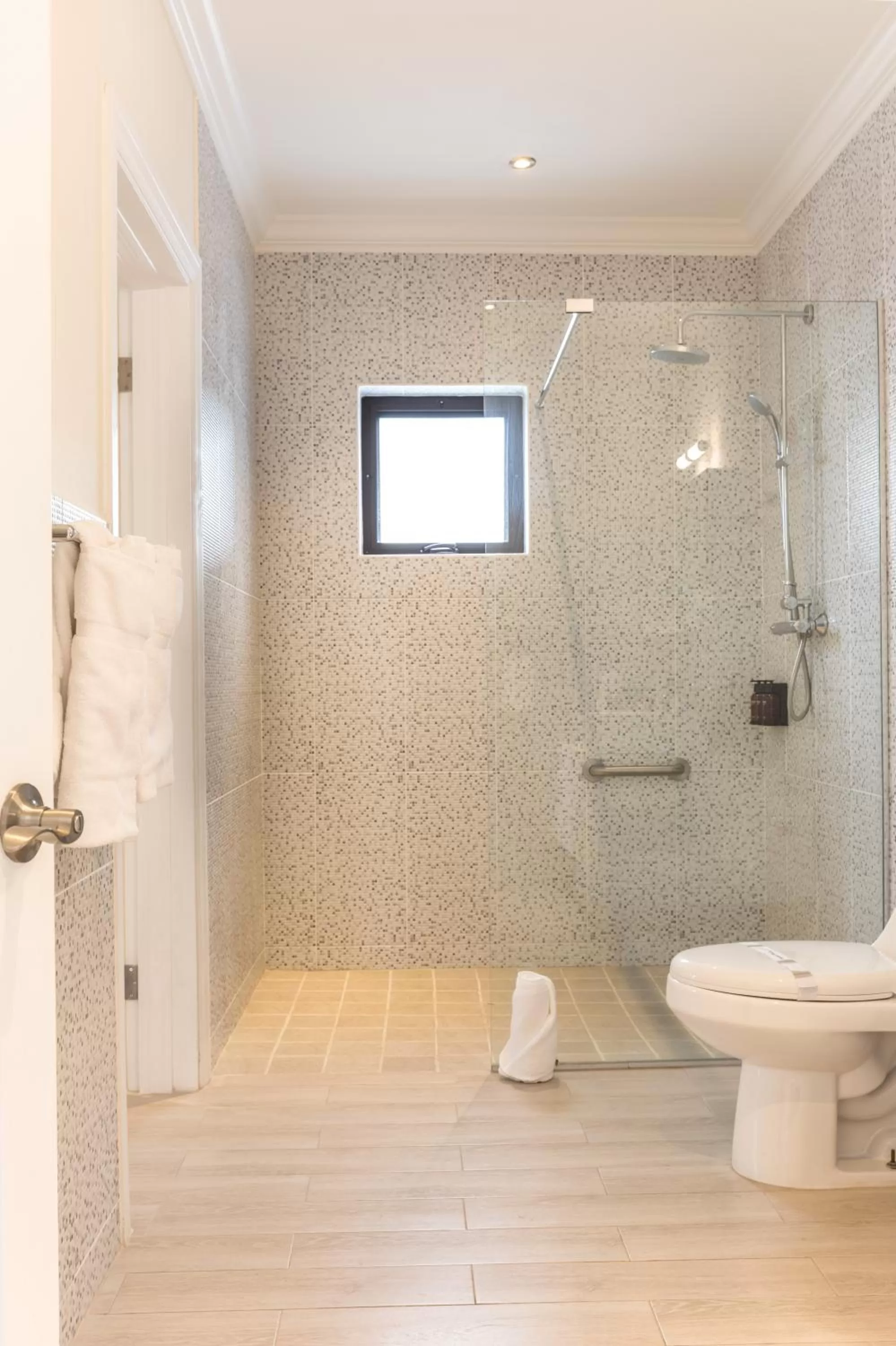 Shower in Bay Gardens Beach Resort & Spa