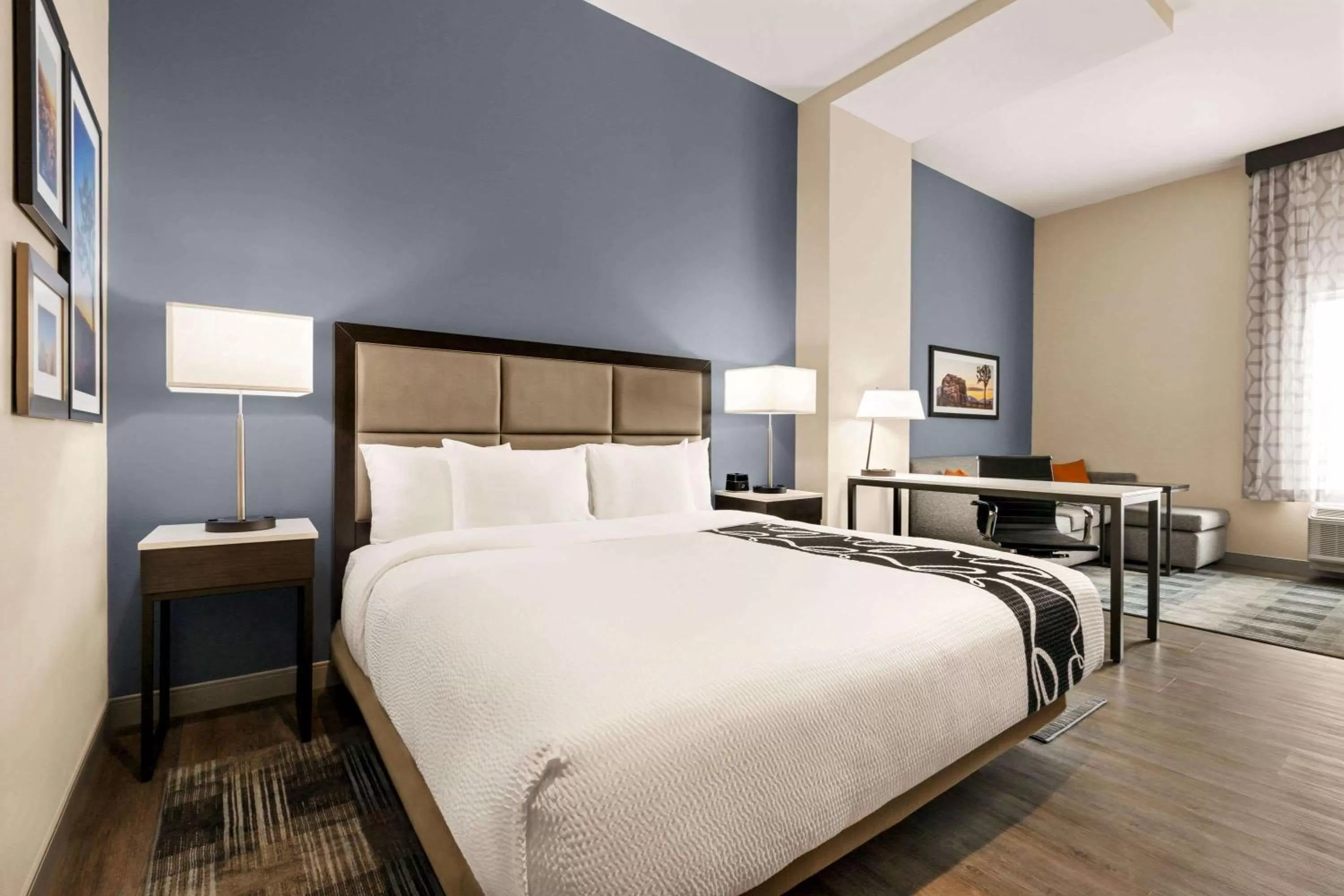 Photo of the whole room, Bed in La Quinta Inn & Suites by Wyndham San Bernardino