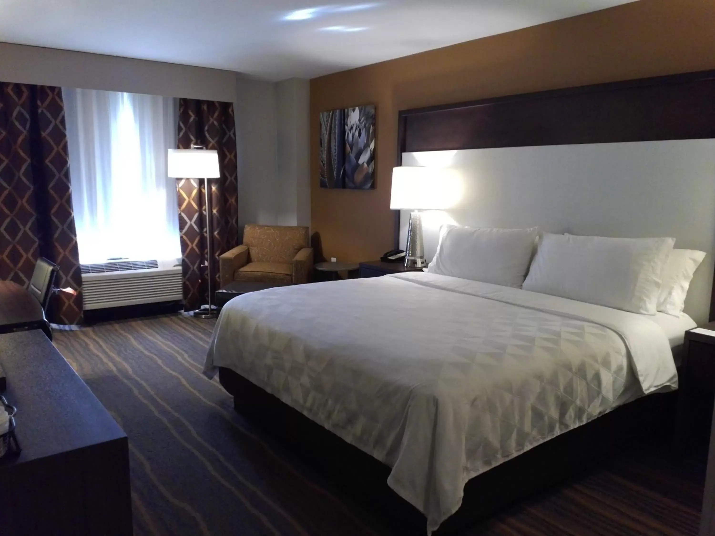 Bedroom, Bed in Holiday Inn Hotel and Suites Albuquerque - North Interstate 25, an IHG Hotel