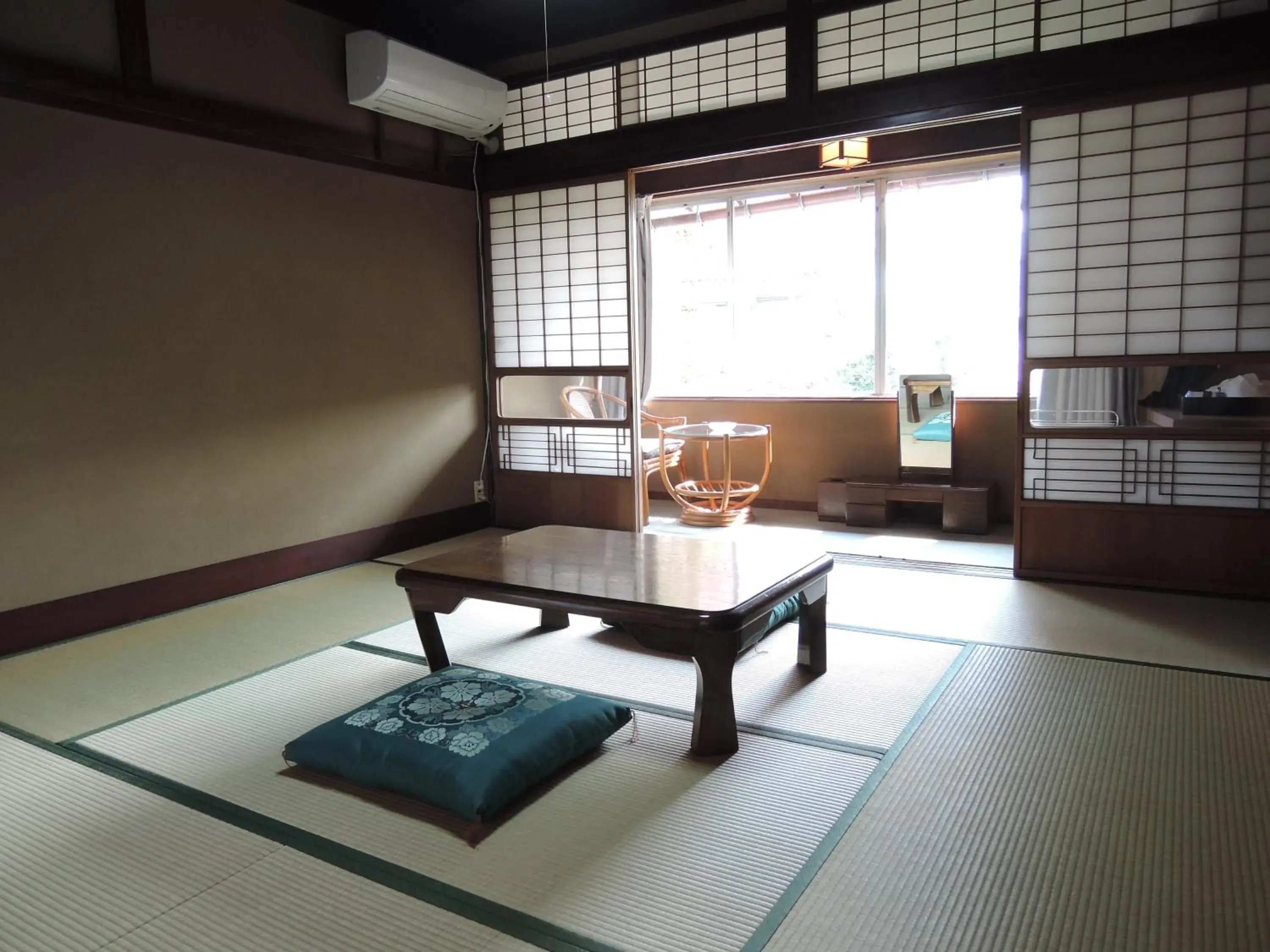 Photo of the whole room, Seating Area in Kadokyu Ryokan