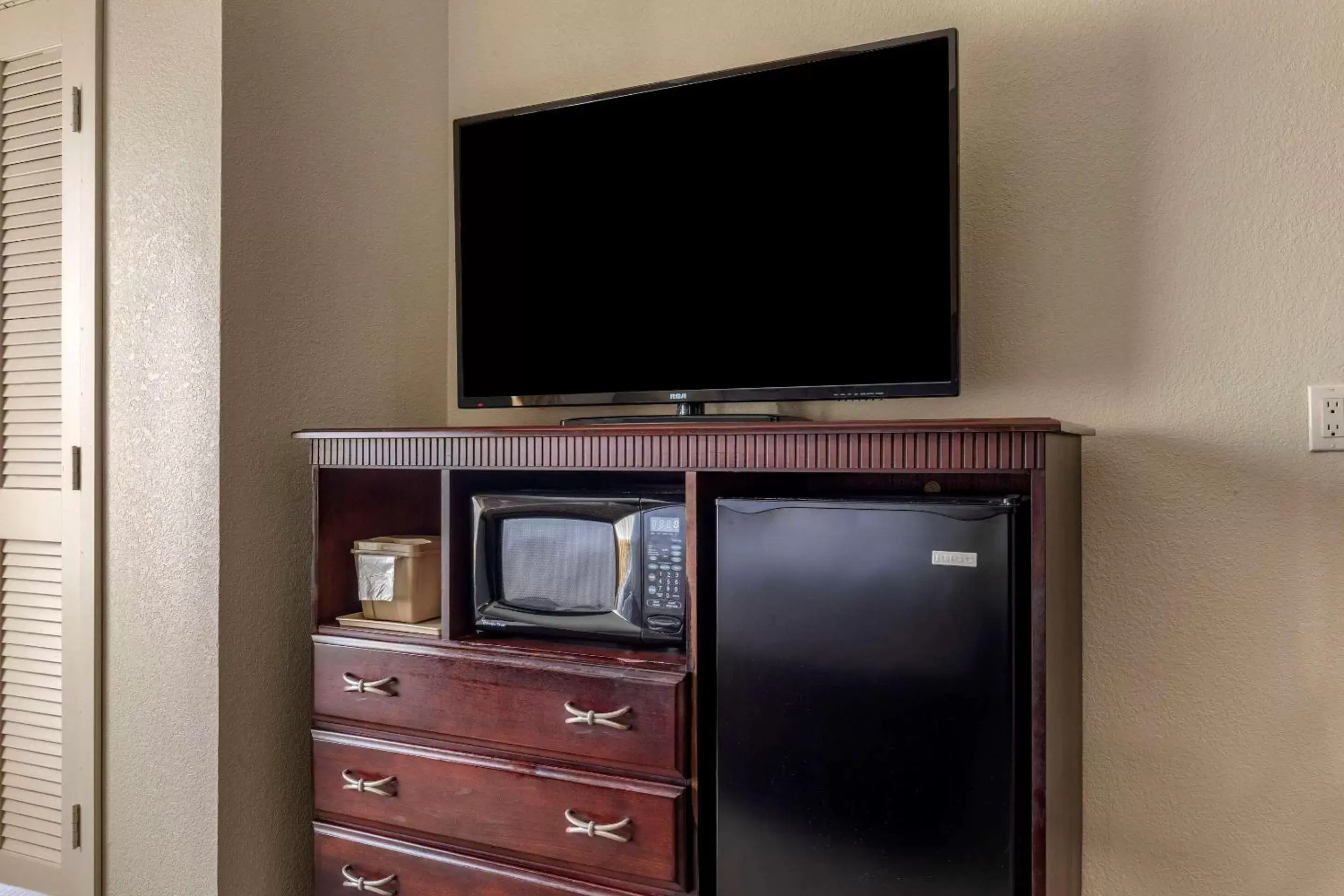 Photo of the whole room, TV/Entertainment Center in Comfort Suites Granbury