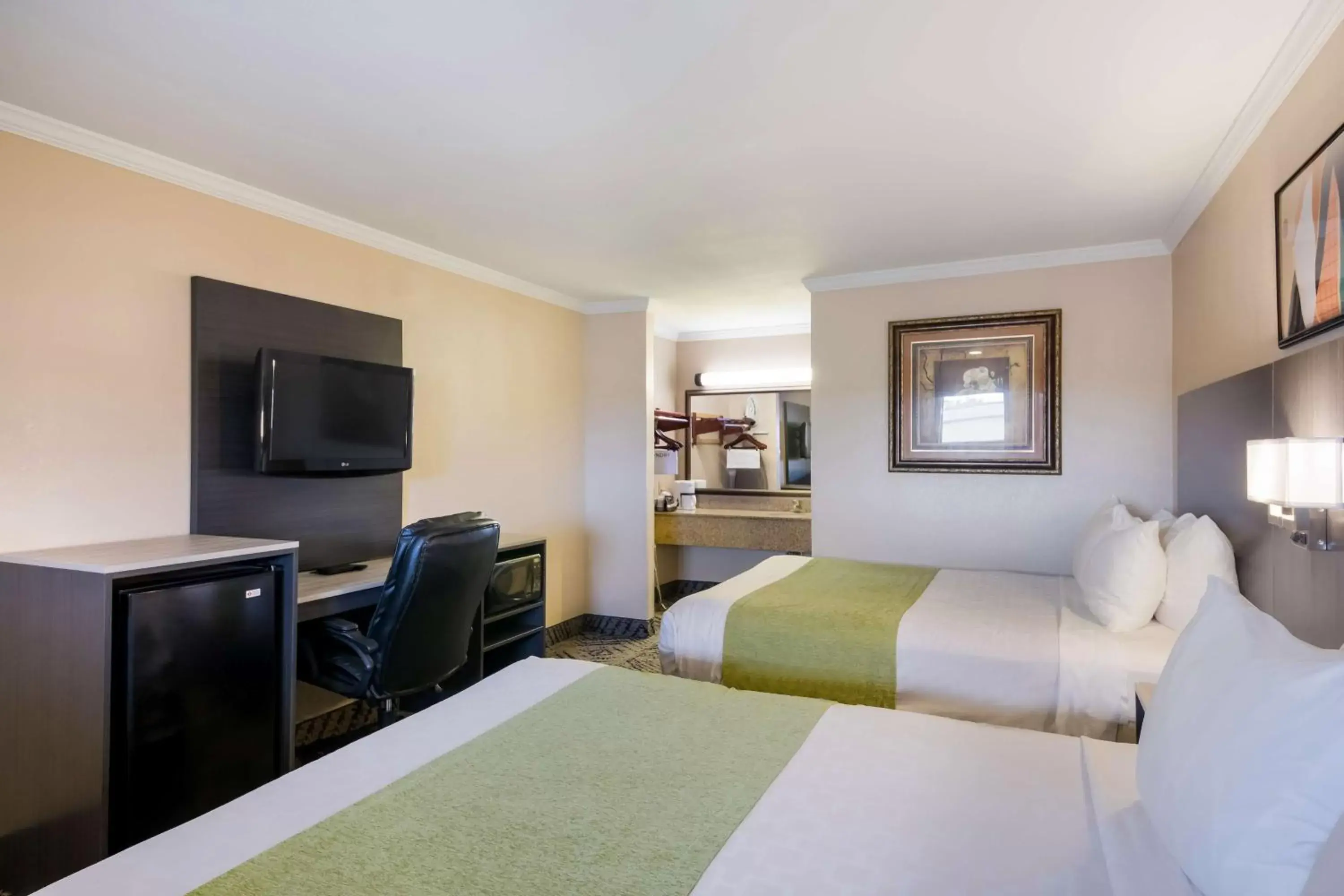 Bedroom, TV/Entertainment Center in SureStay Hotel by Best Western Rockdale