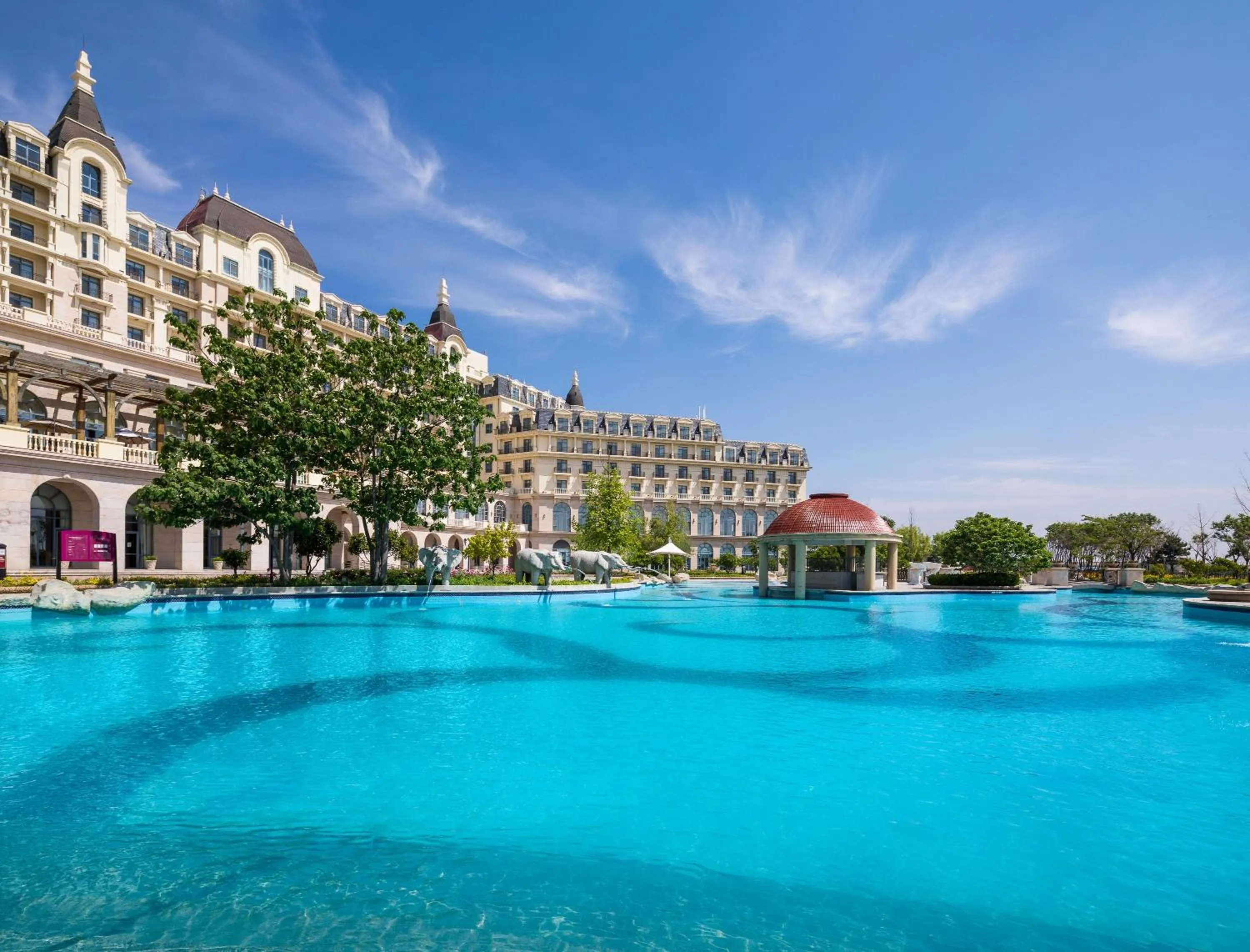 Swimming pool in Crowne Plaza Ocean Spring Resort by IHG