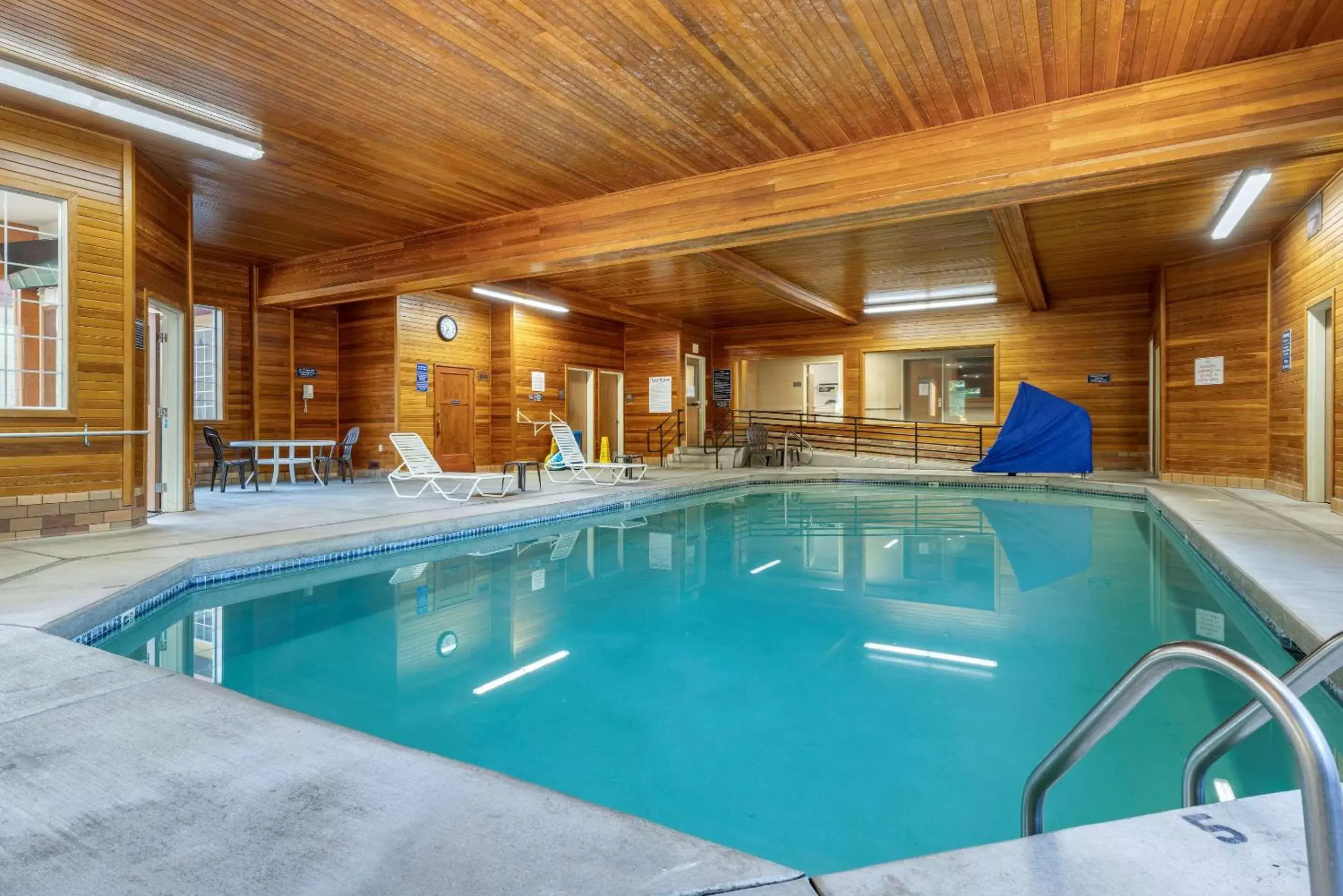 Swimming pool in Comfort Suites Salem Swimming pool in Comfort Suites Salem