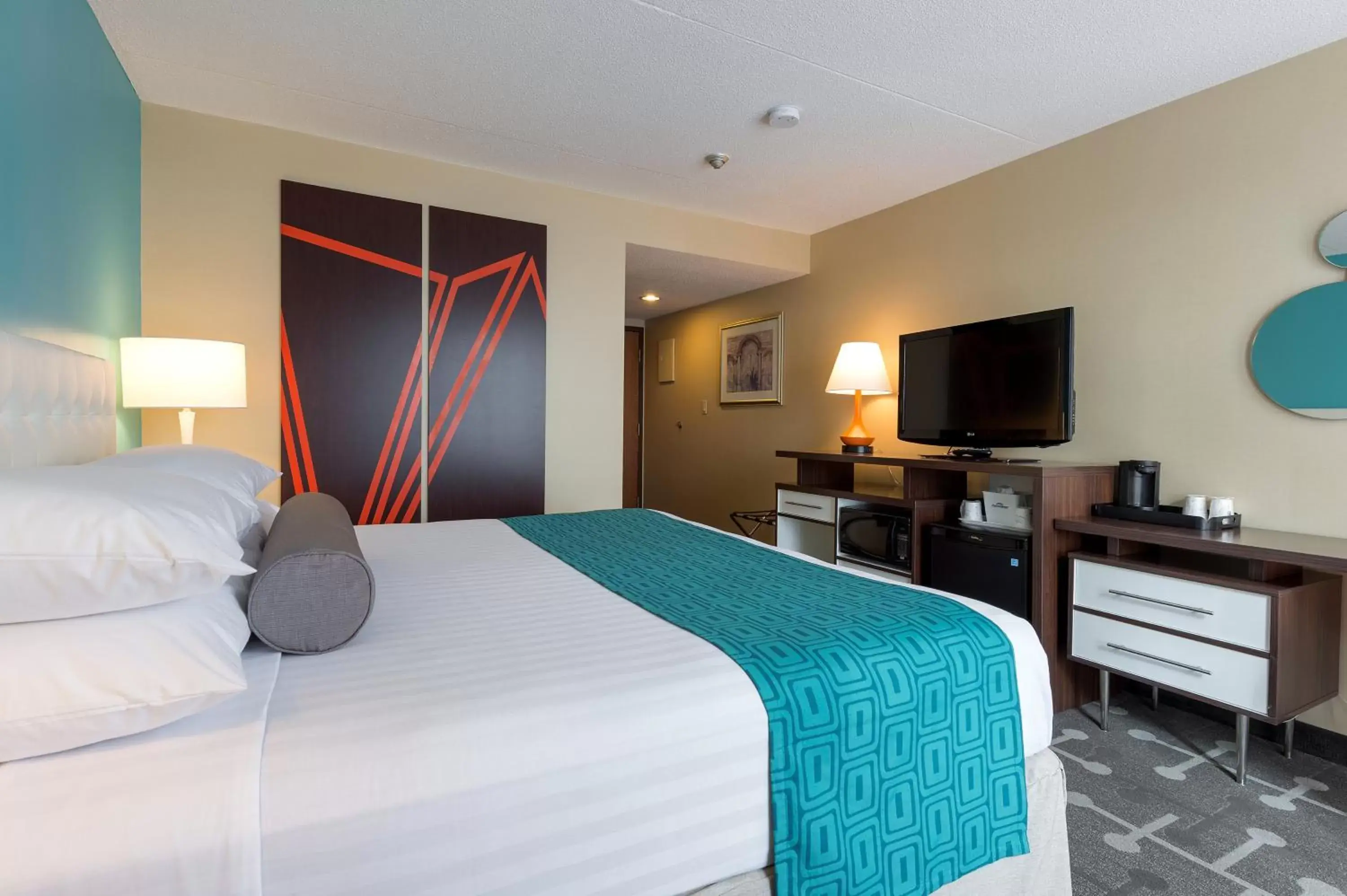 Photo of the whole room, Bed in Howard Johnson Plaza by Wyndham by the Falls Niagara Falls