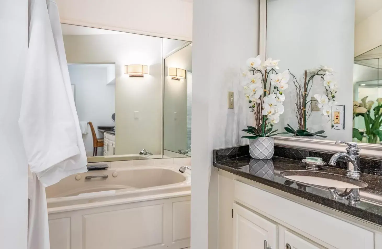 Bathroom in Harbor Light Inn