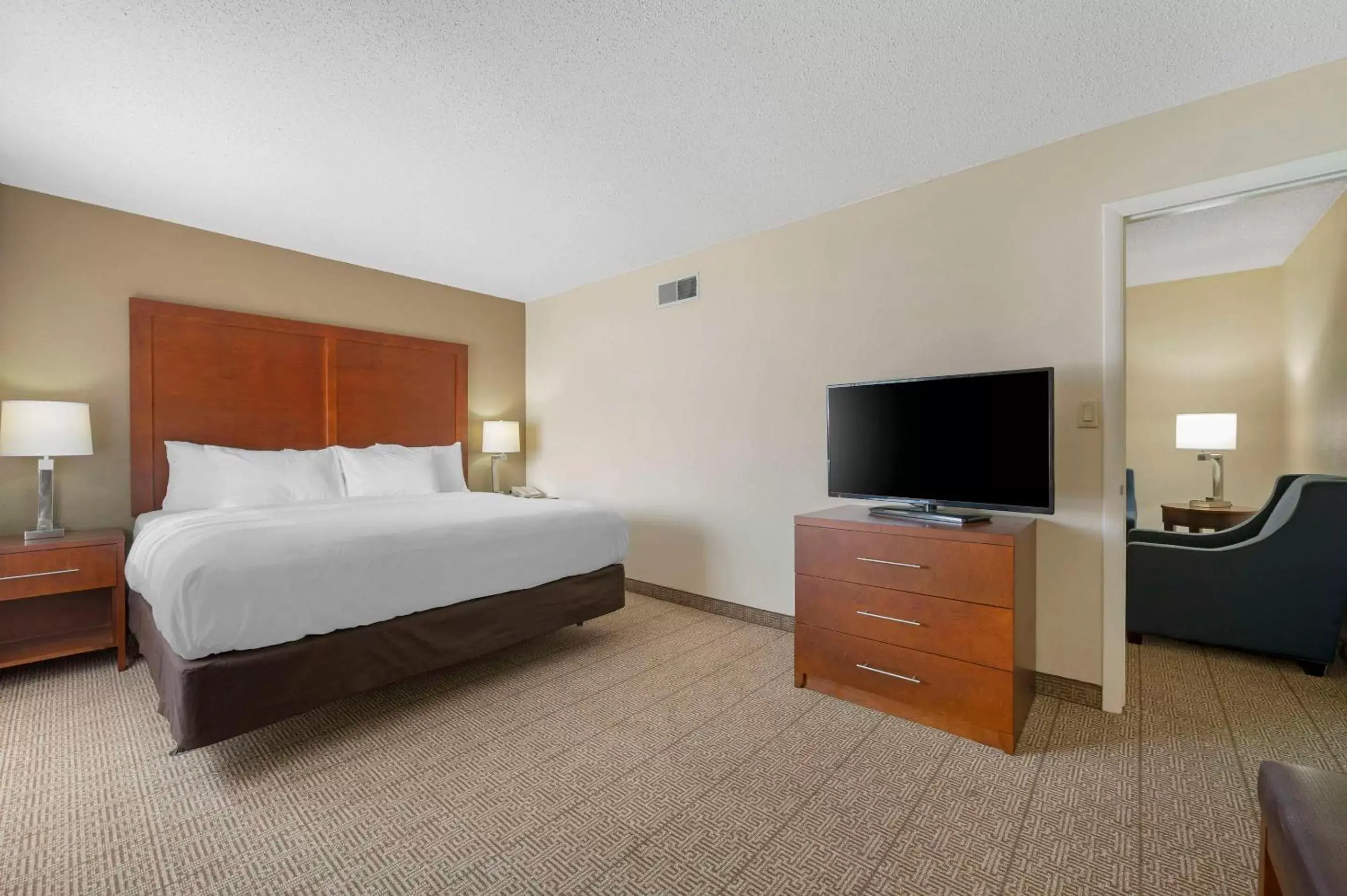 Bedroom, Bed in Comfort Inn & Suites North at the Pyramids