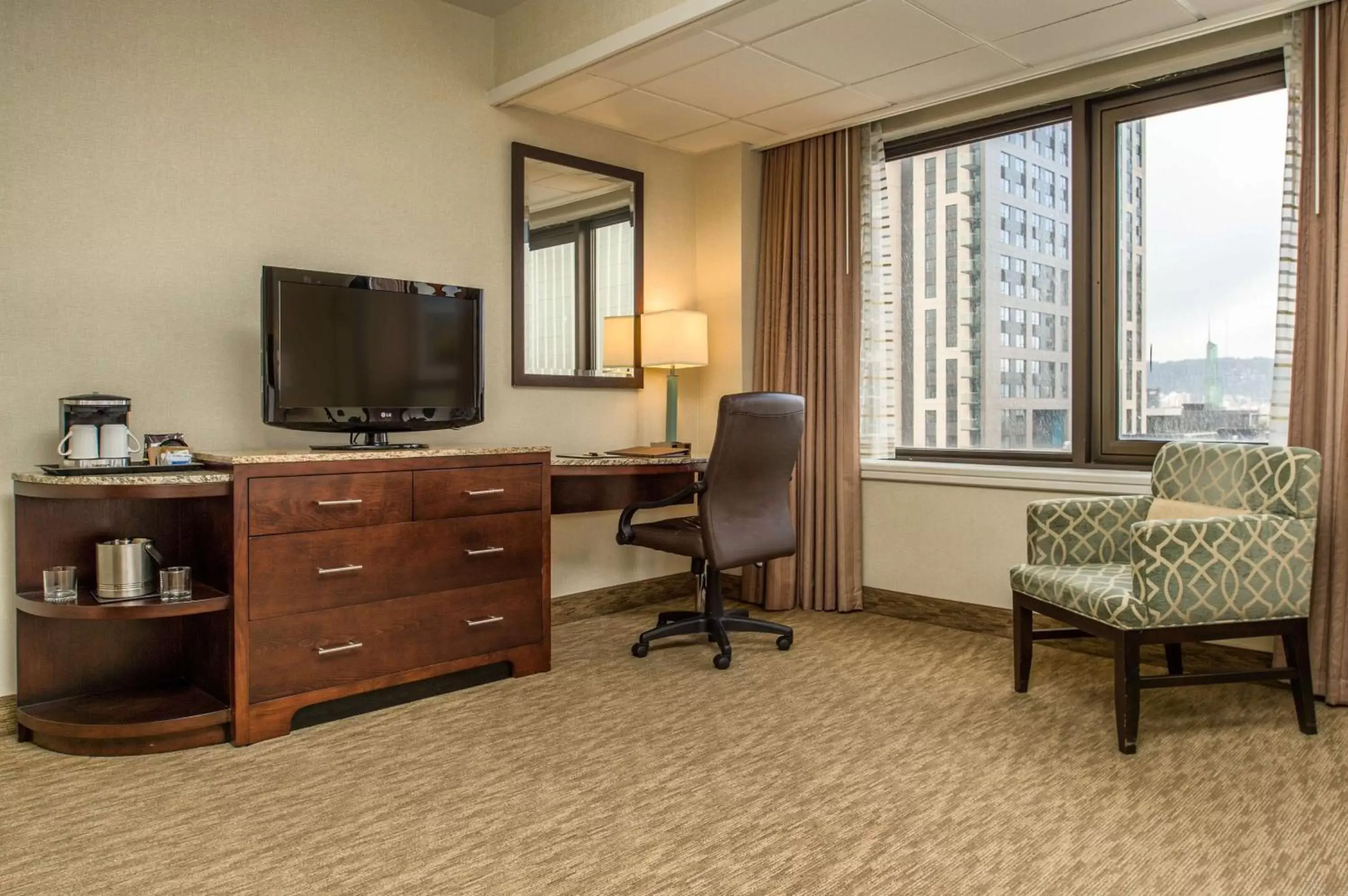 Bedroom, TV/Entertainment Center in DoubleTree by Hilton Portland