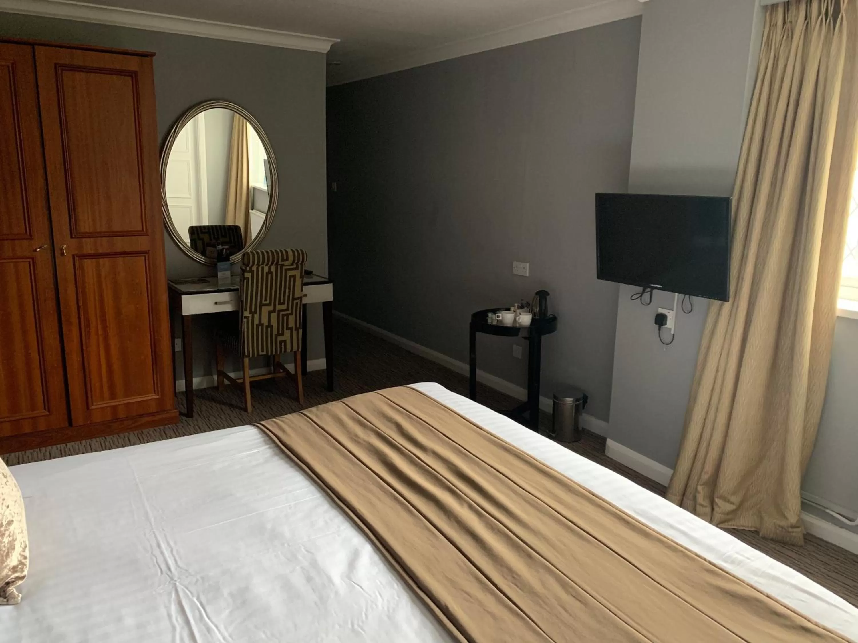 Bed in Barons Court Hotel Walsall