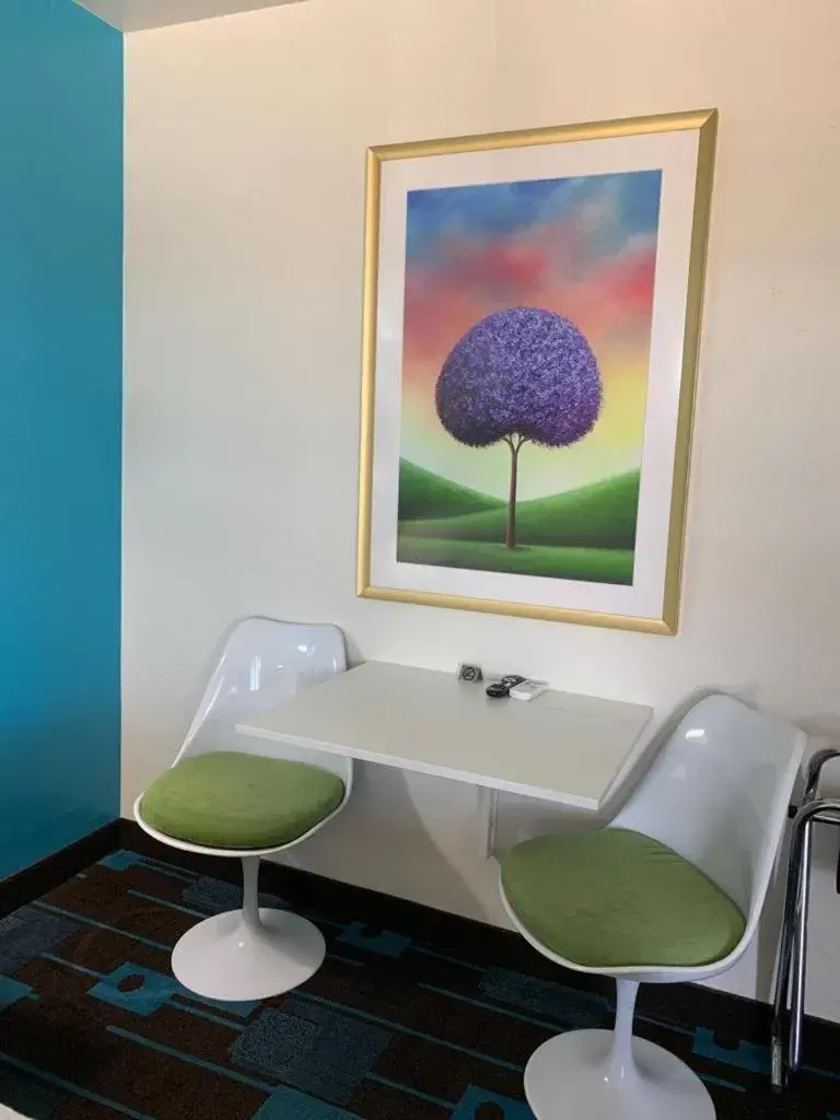 Seating area, Bathroom in The Sands Motel