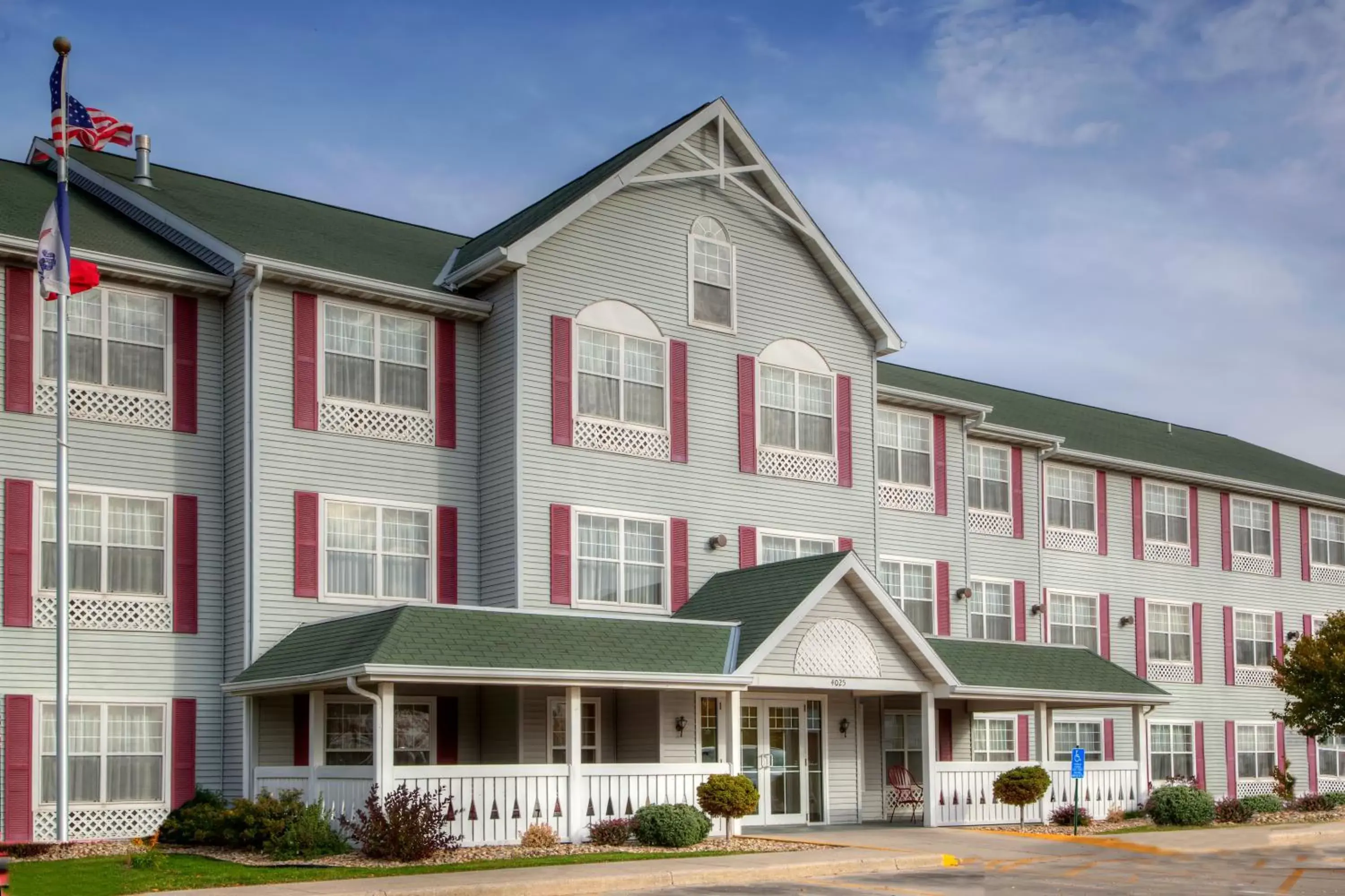 Facade/entrance, Property Building in Country Inn & Suites by Radisson, Waterloo, IA
