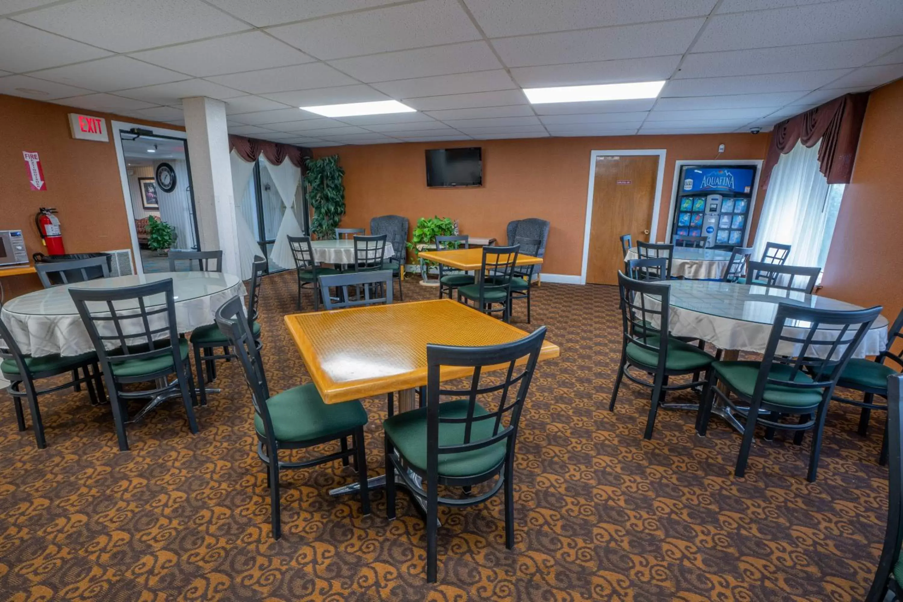 Coffee/tea facilities, Restaurant/Places to Eat in Ambassador Inn and Suites