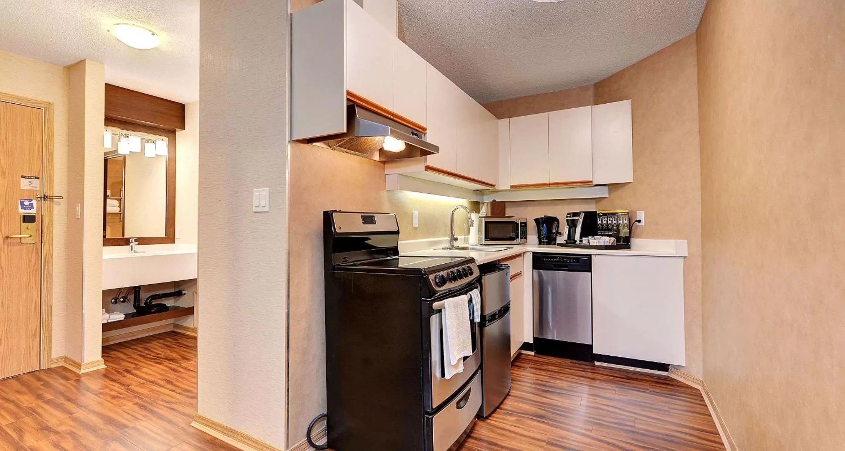 Photo of the whole room, Kitchen/Kitchenette in Best Western Plus Emerald Isle Hotel