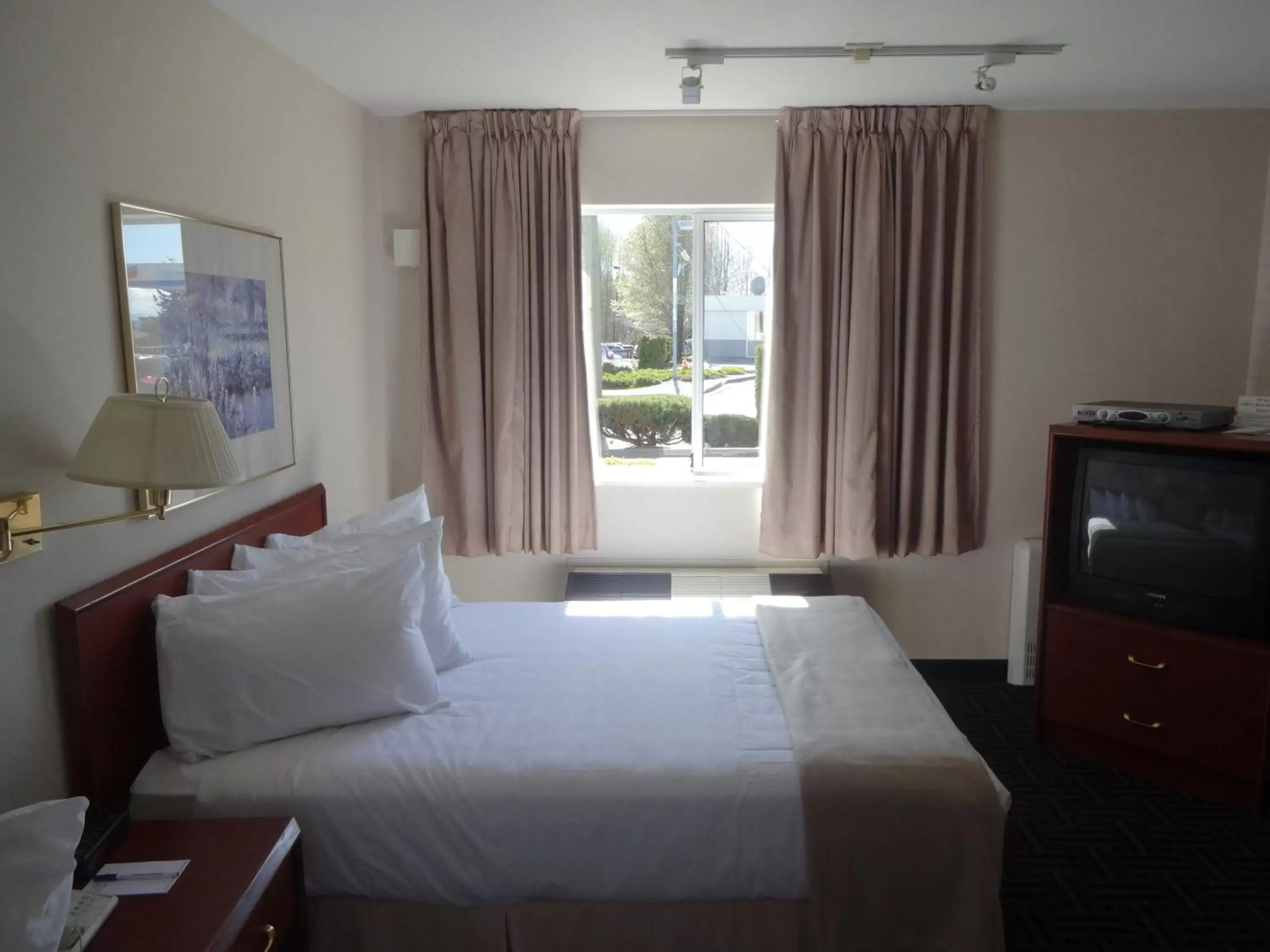 Bedroom, Bed in Powell River Town Centre Hotel