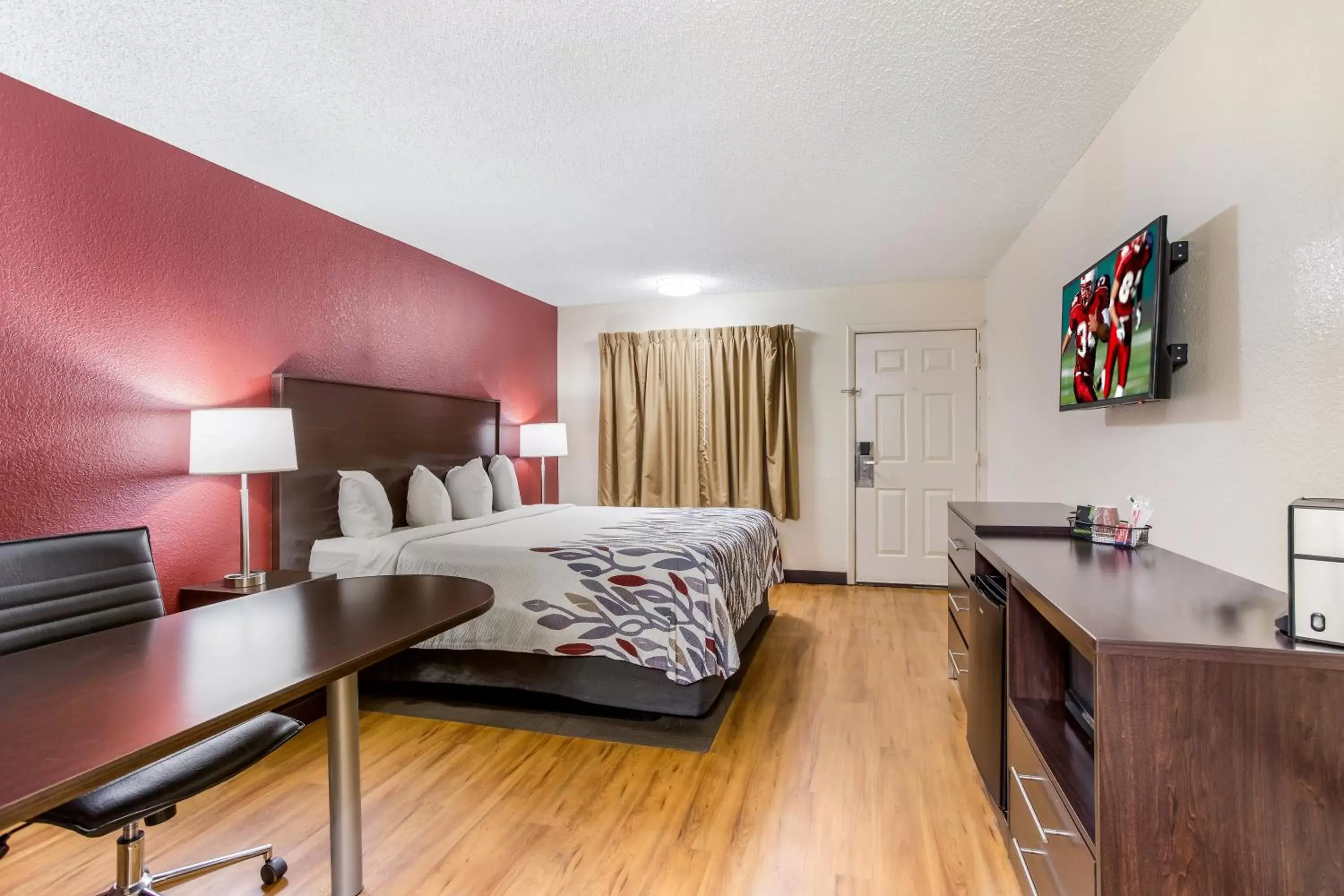 Bedroom in Red Roof Inn Albuquerque - Midtown