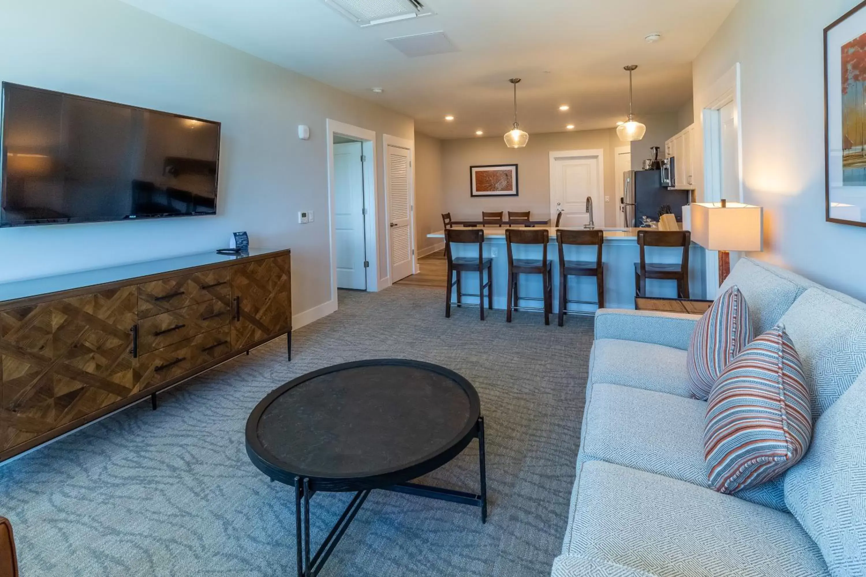 Kitchen or kitchenette, Seating Area in Lakeside Lodge Clemson