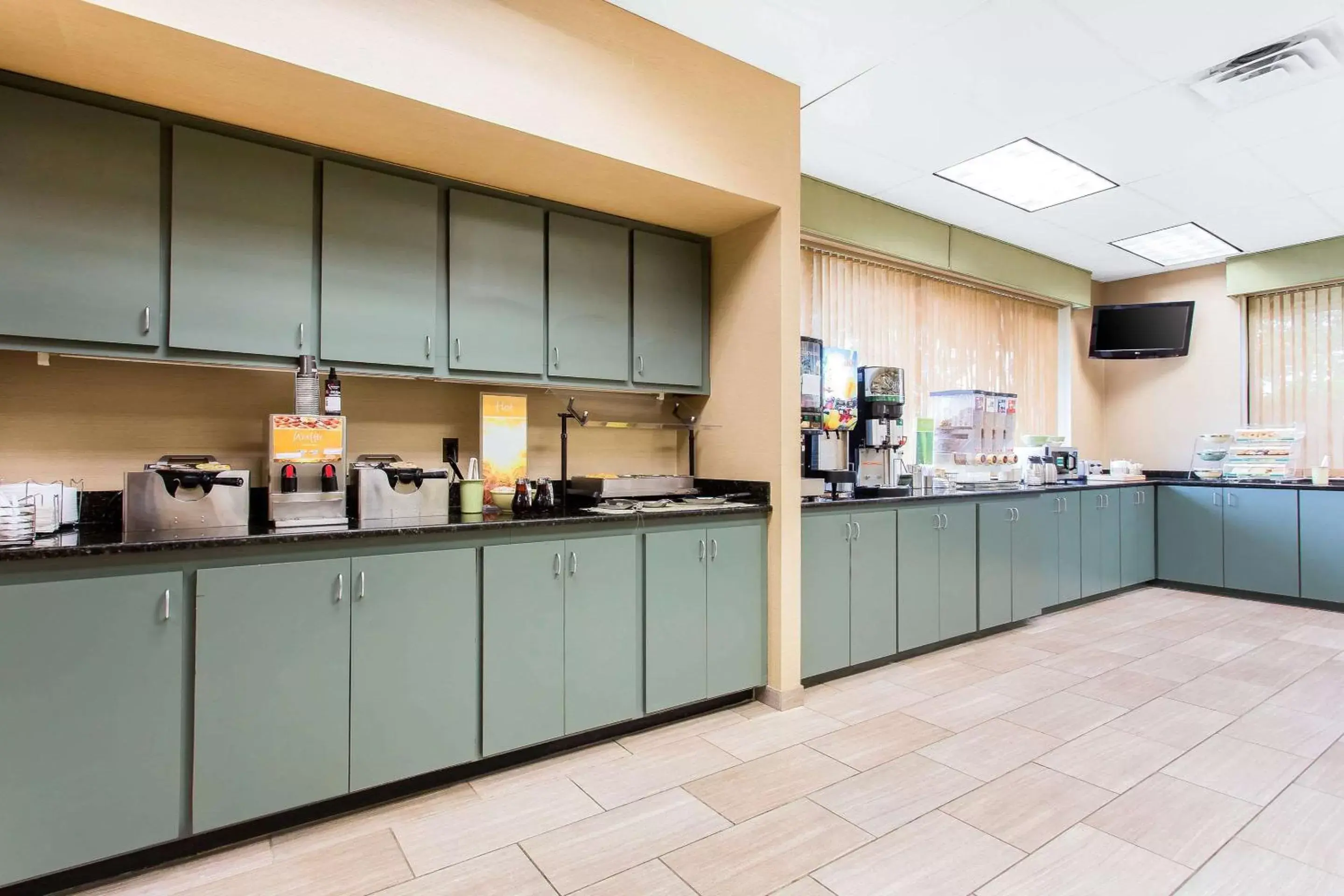 Restaurant/places to eat, Kitchen/Kitchenette in Quality Inn Mount Airy Mayberry