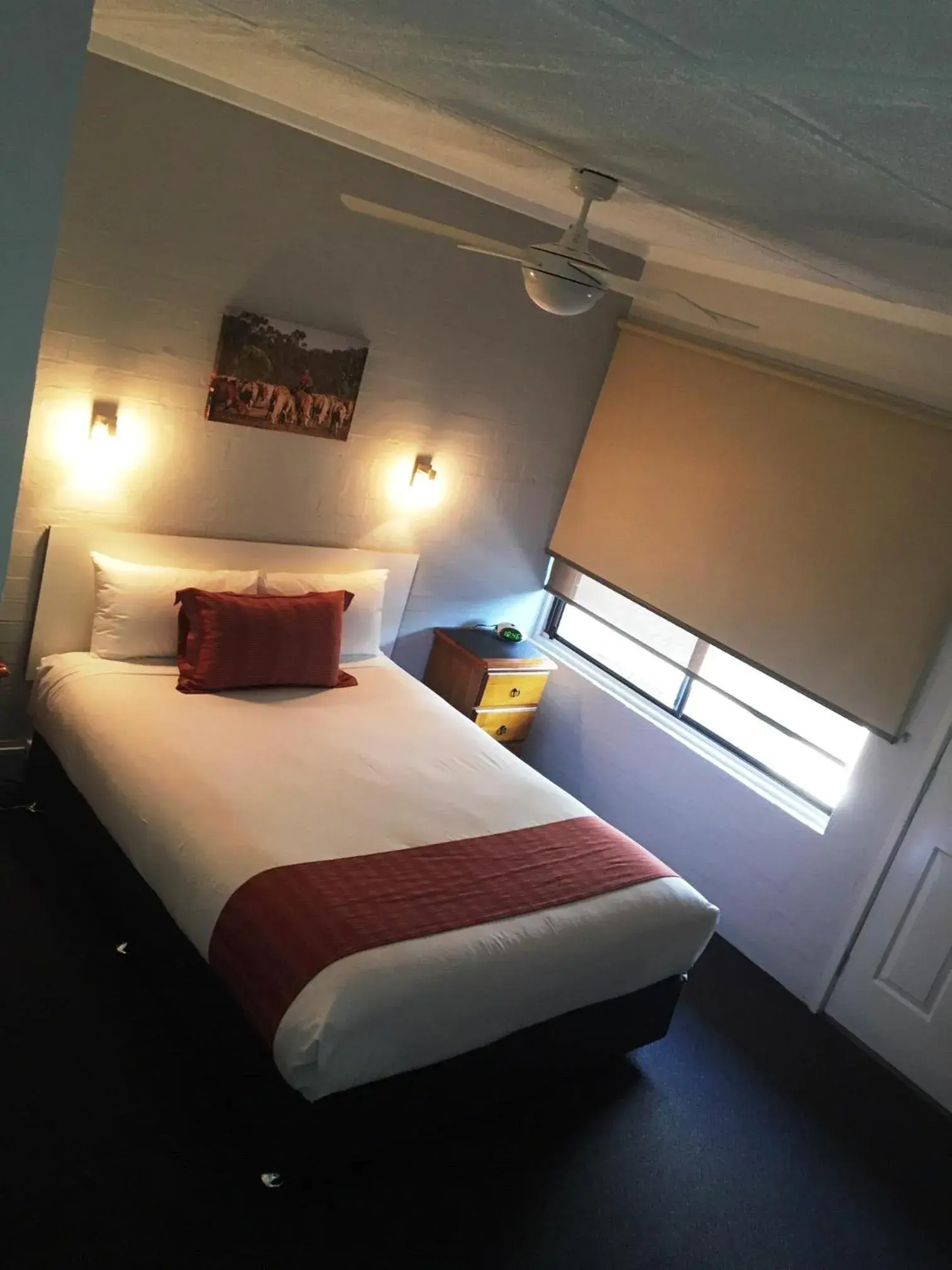 Bed in Nicholas Royal Motel - No Pets Allowed