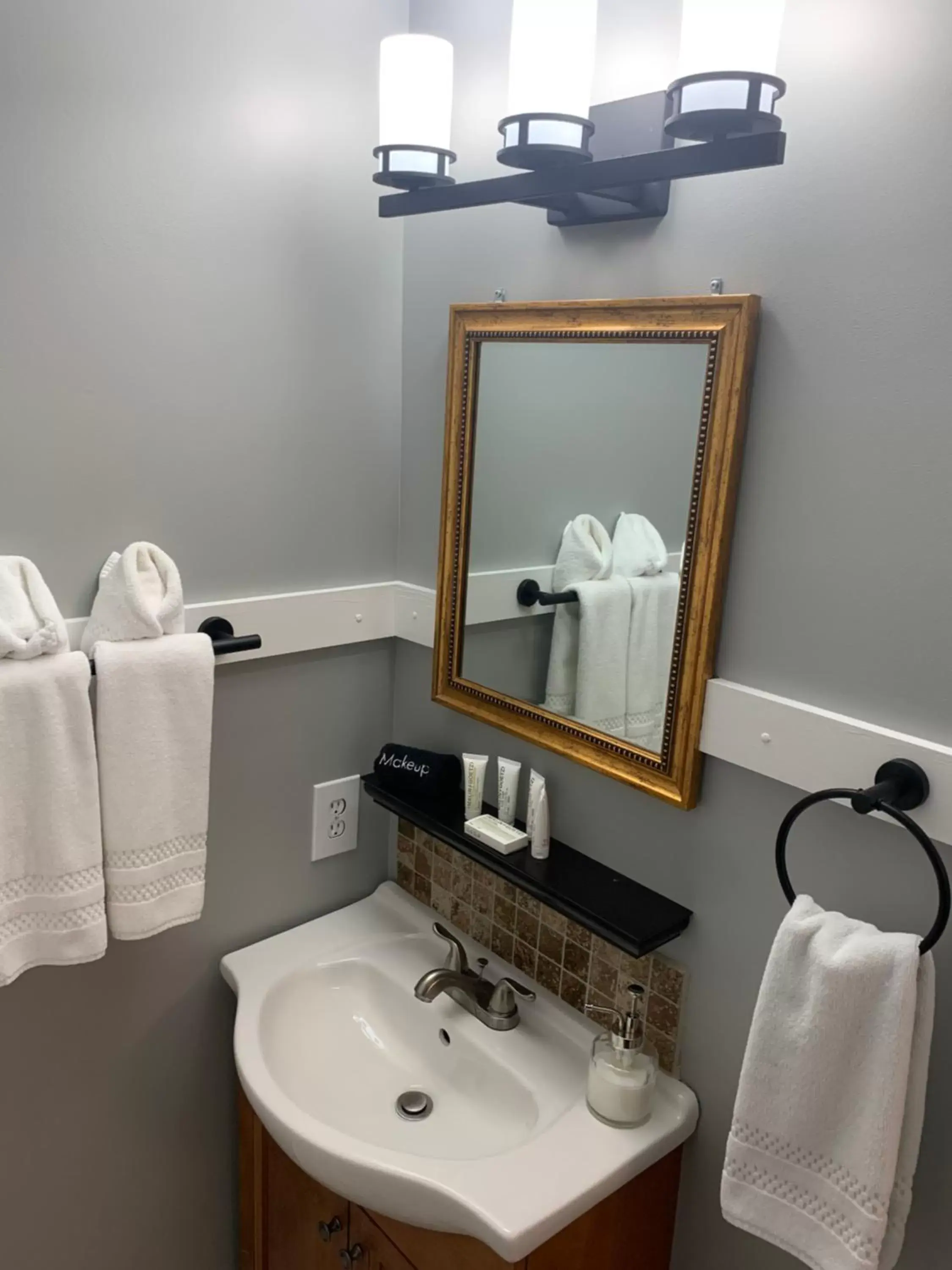 towels, Bathroom in White Sails Inn