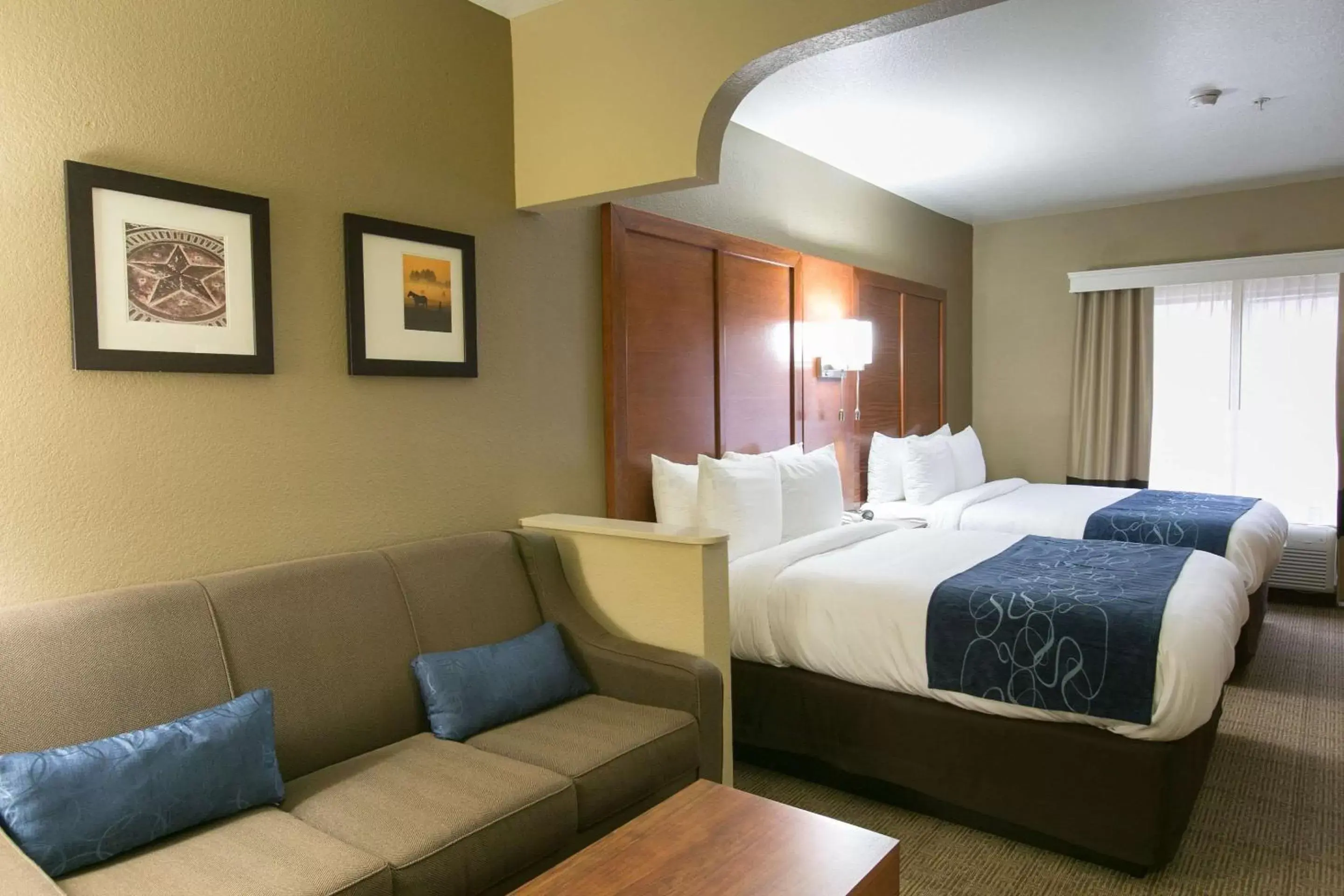 Photo of the whole room, Bed in Comfort Suites Austin NW Lakeline