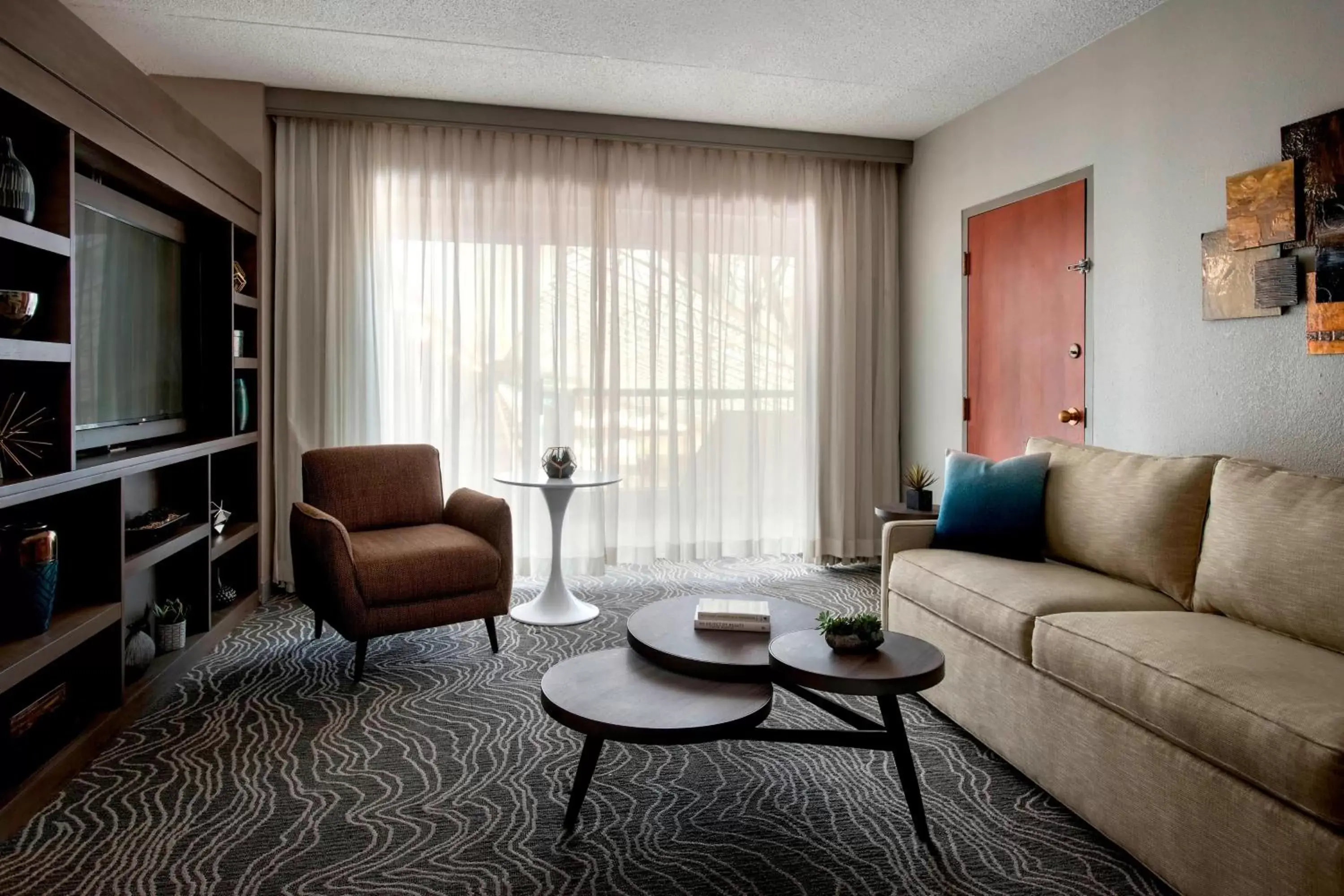 Living room, Seating Area in Marriott Melville Long Island