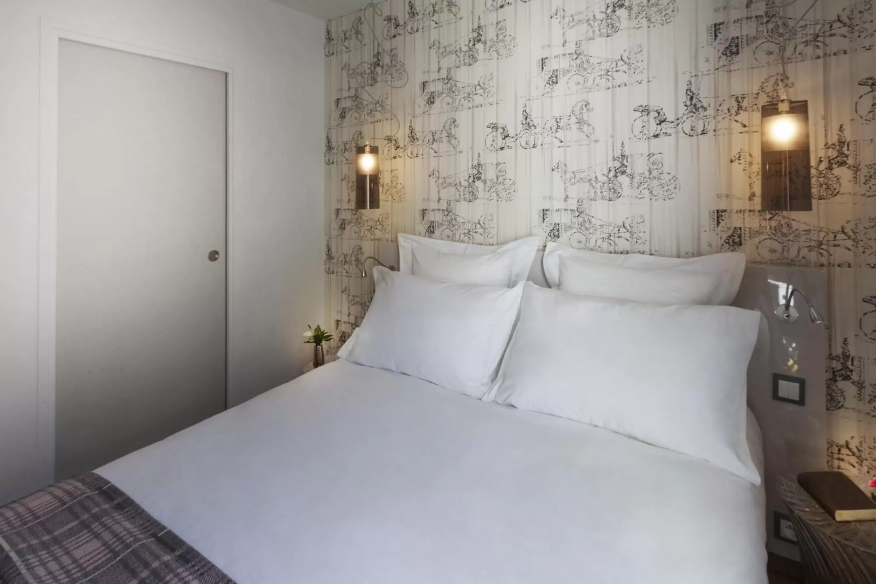 Bedroom, Bed in Le Mireille