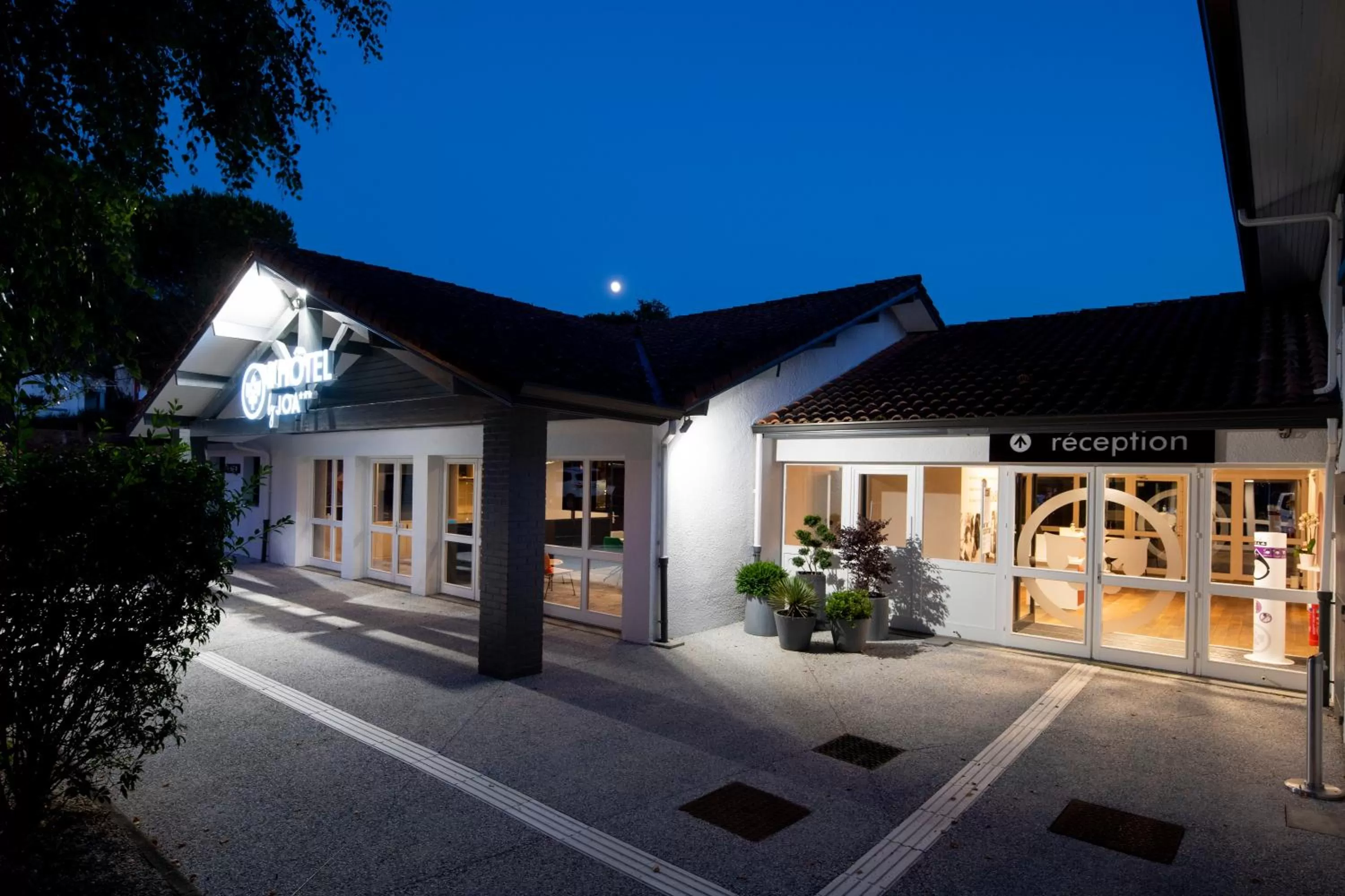 Facade/entrance in L'hôtel by JOA de Saint-Paul-Lès-Dax