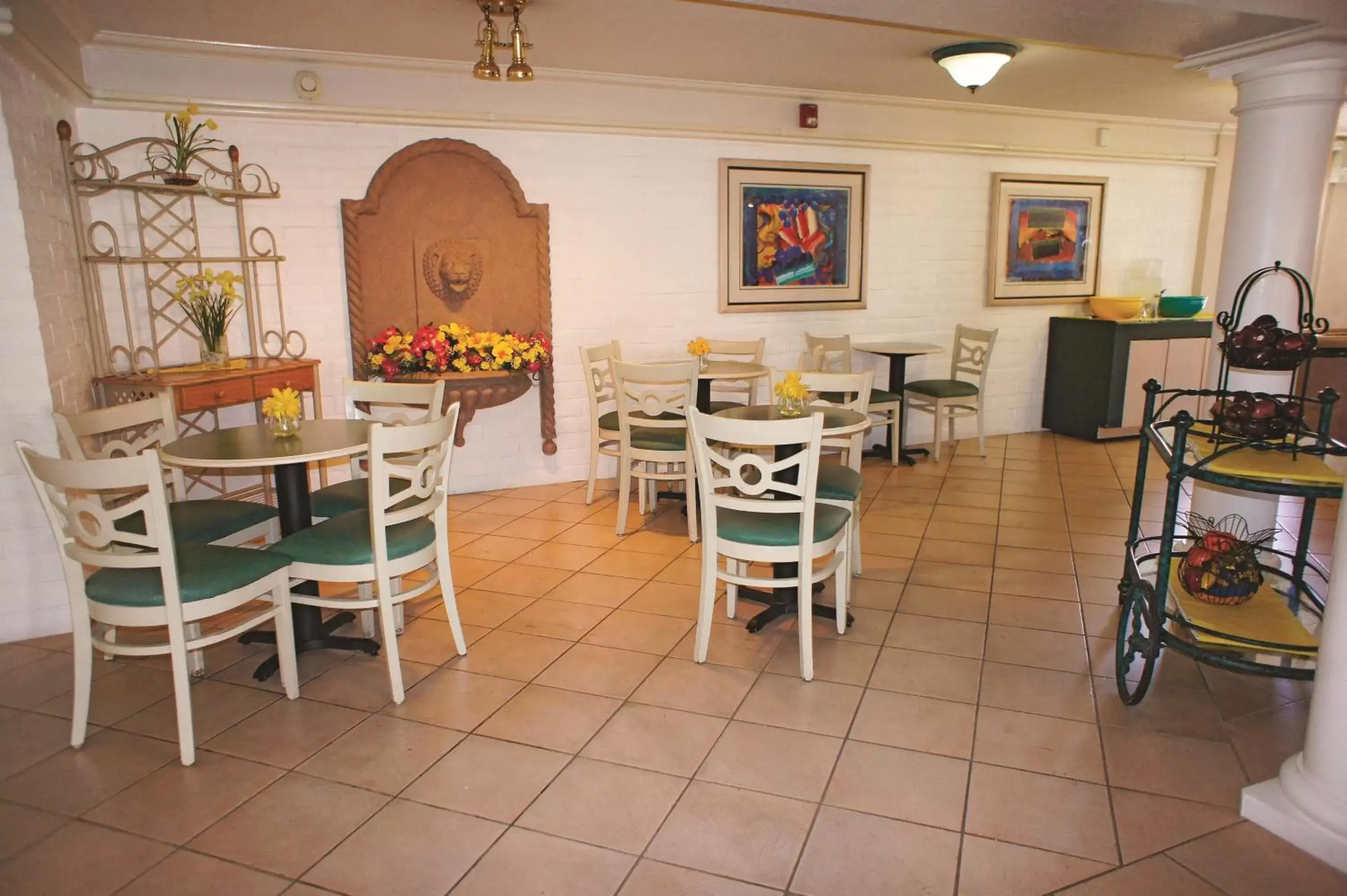 Restaurant/Places to Eat in La Quinta Inn by Wyndham Bakersfield South