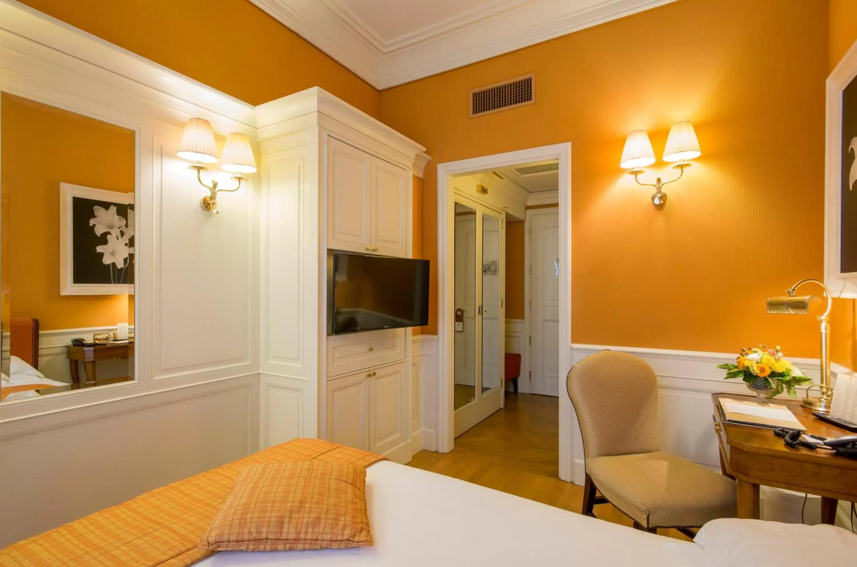 Bedroom, Seating Area in Hotel Corona d'Oro