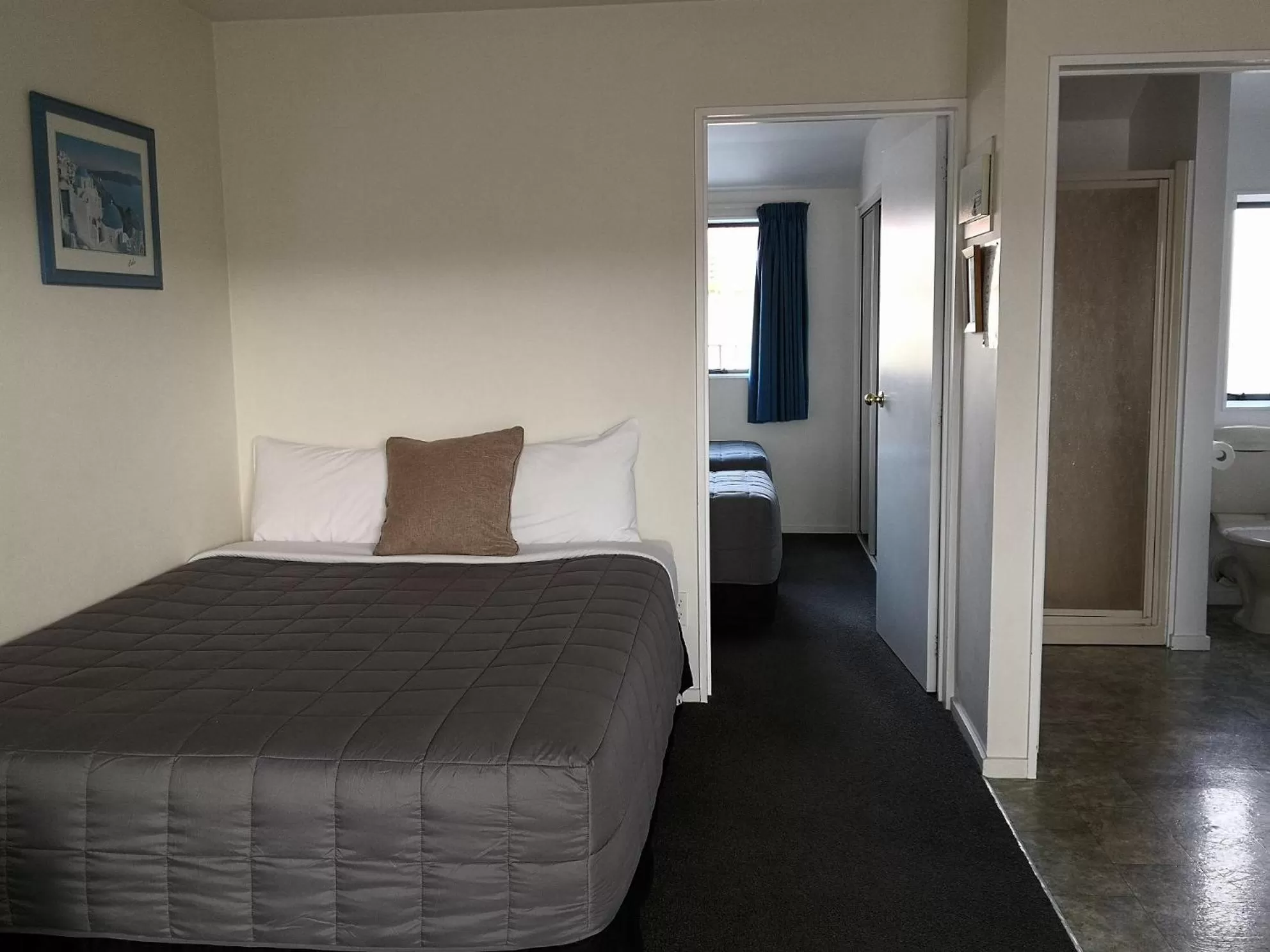 Bed in Annabelle Court Motel