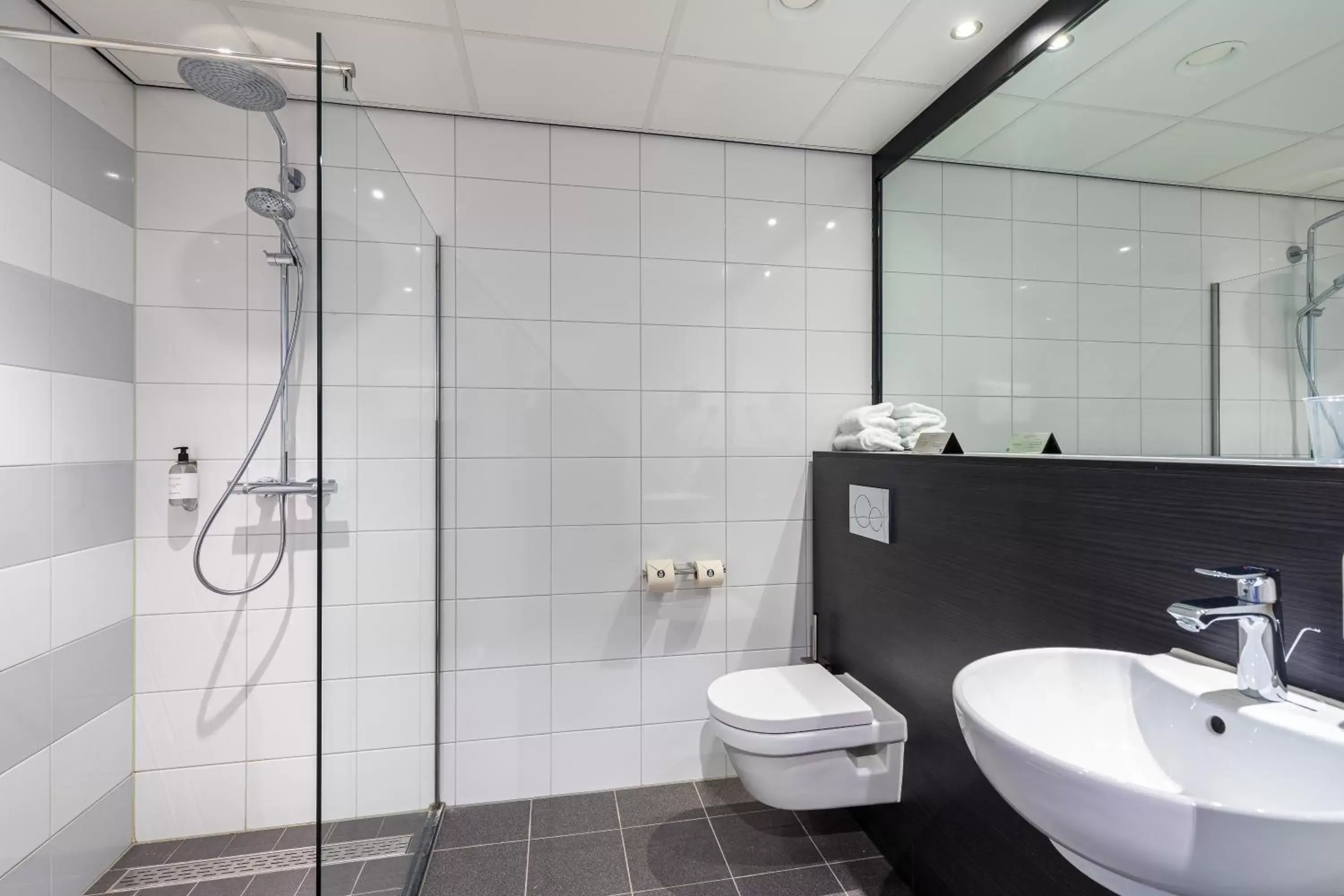 Bathroom in Postillion Hotel Dordrecht