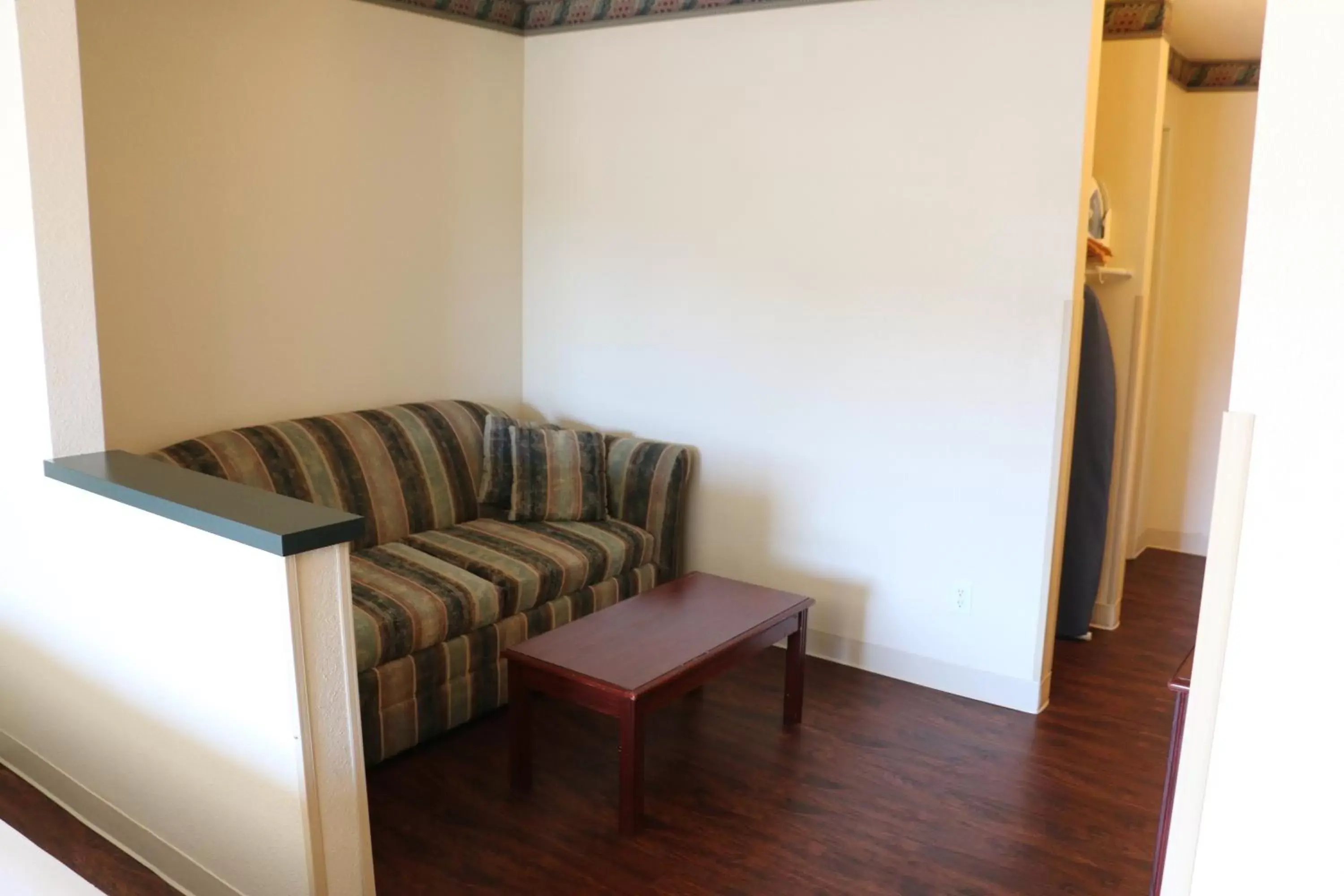Seating Area in GuestHouse Inn & Suites Kelso/Longview