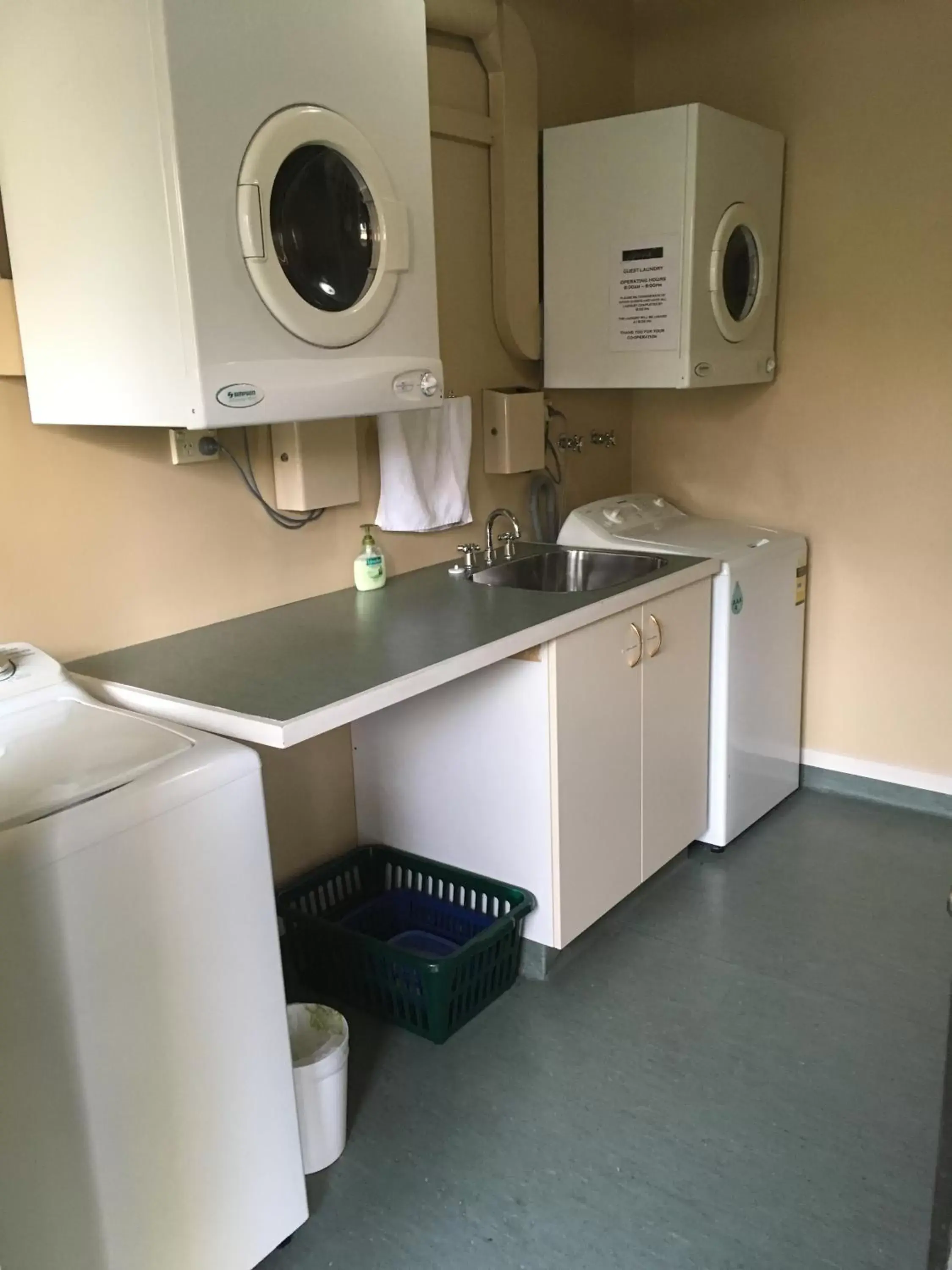 laundry, Kitchen/Kitchenette in Motel On York