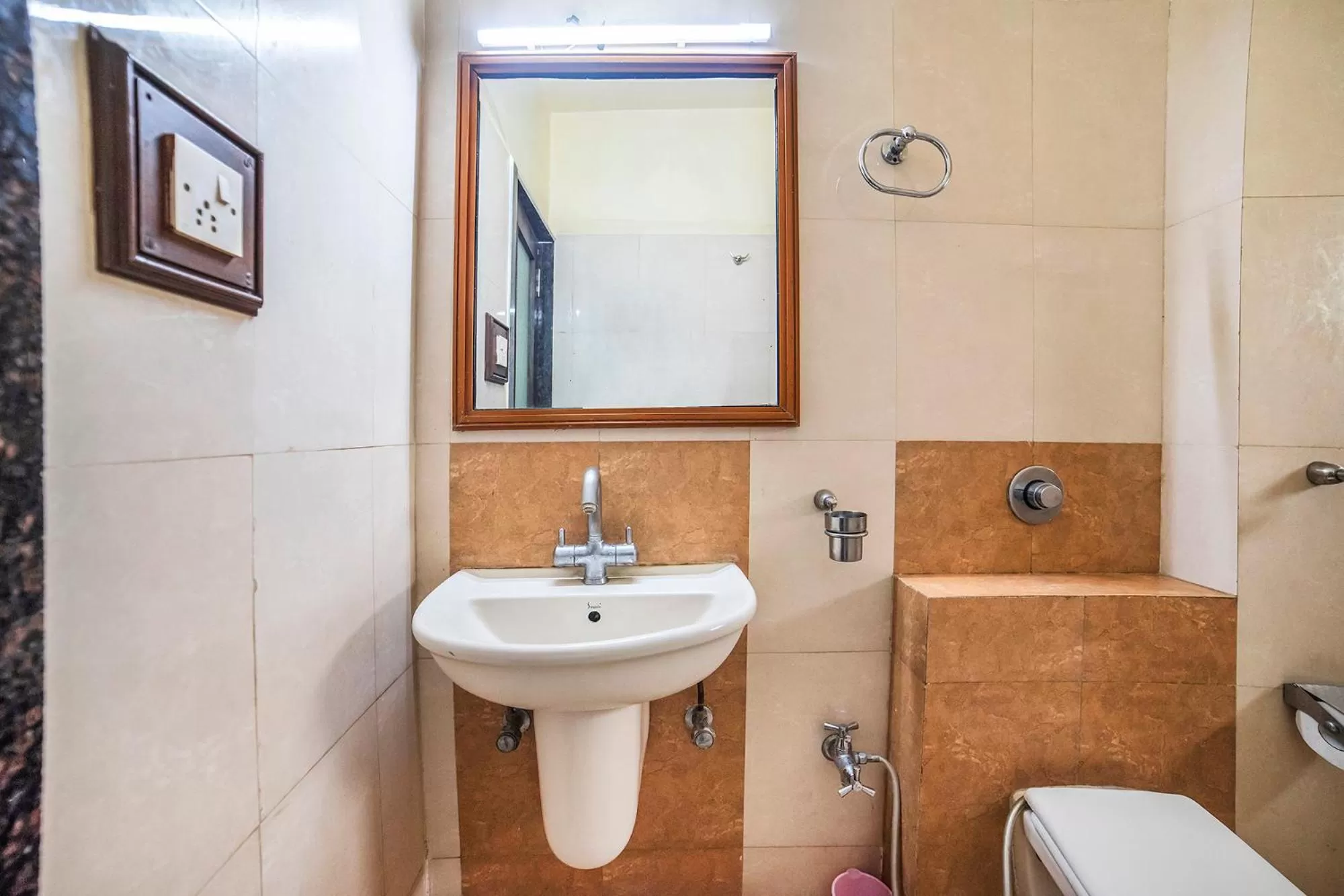 Bathroom in FabHotel Santoor Geeta Bhawan Square