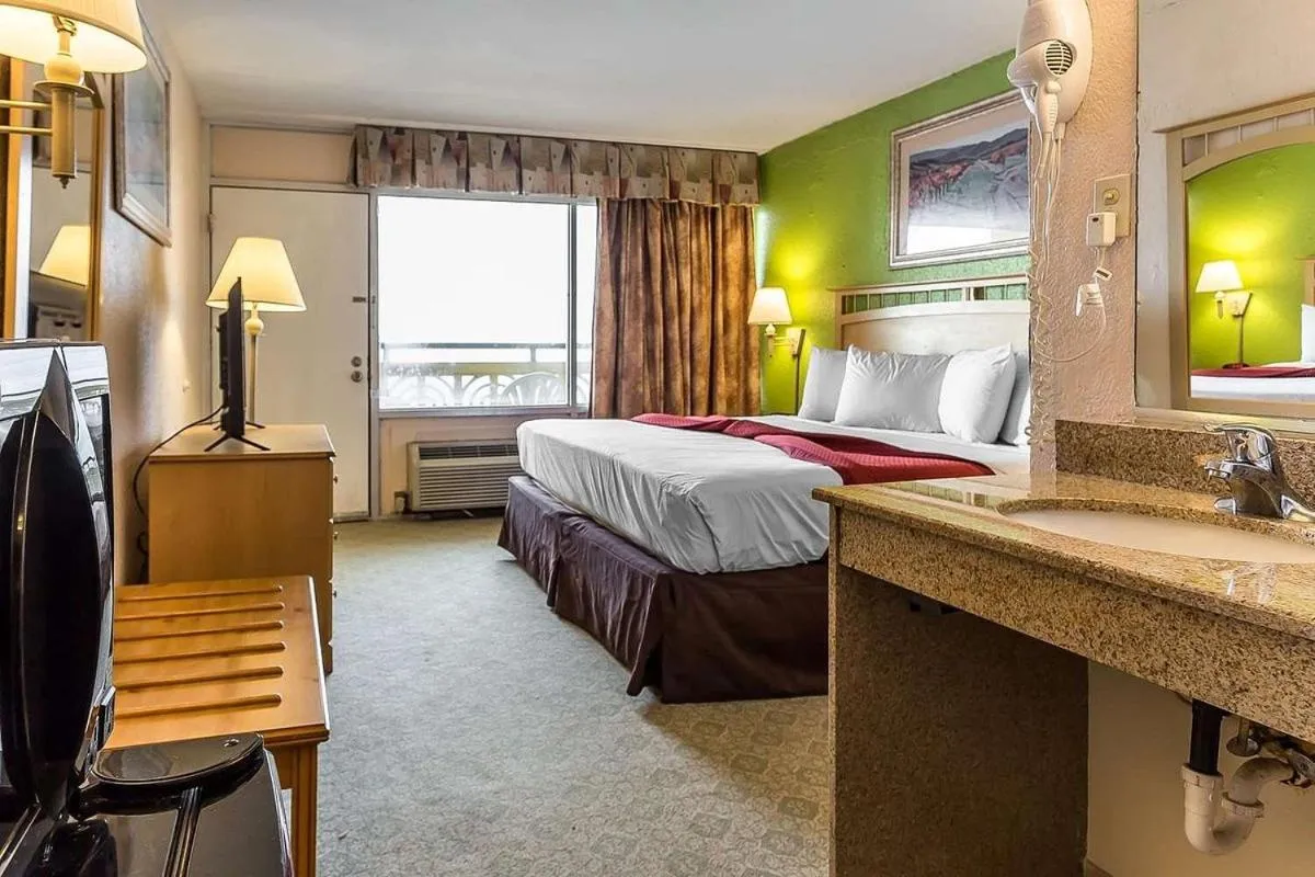 Bed in Ocean Star Hotel