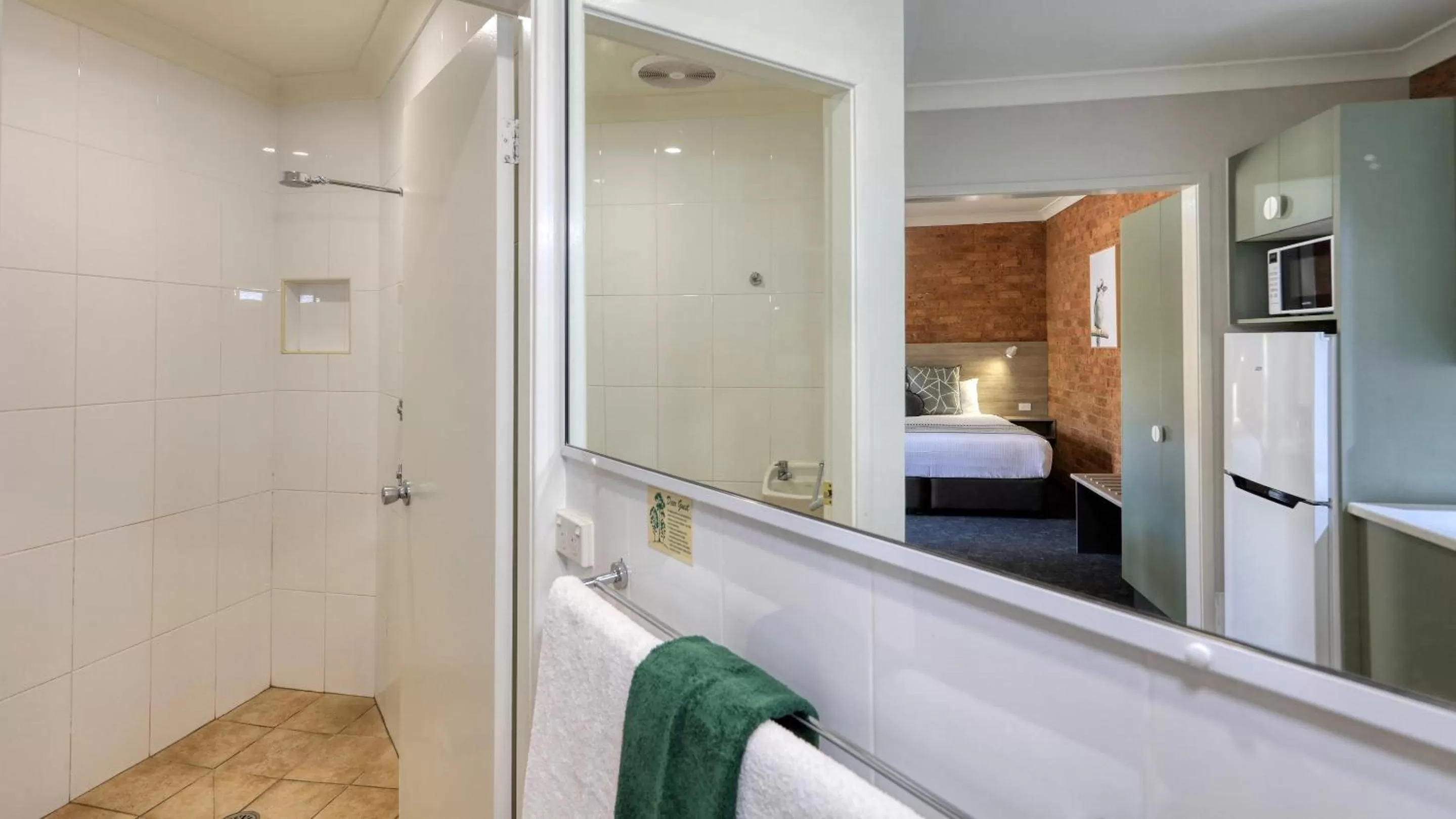 Bathroom, Bed in Hamilton Henry Parkes Motor Inn