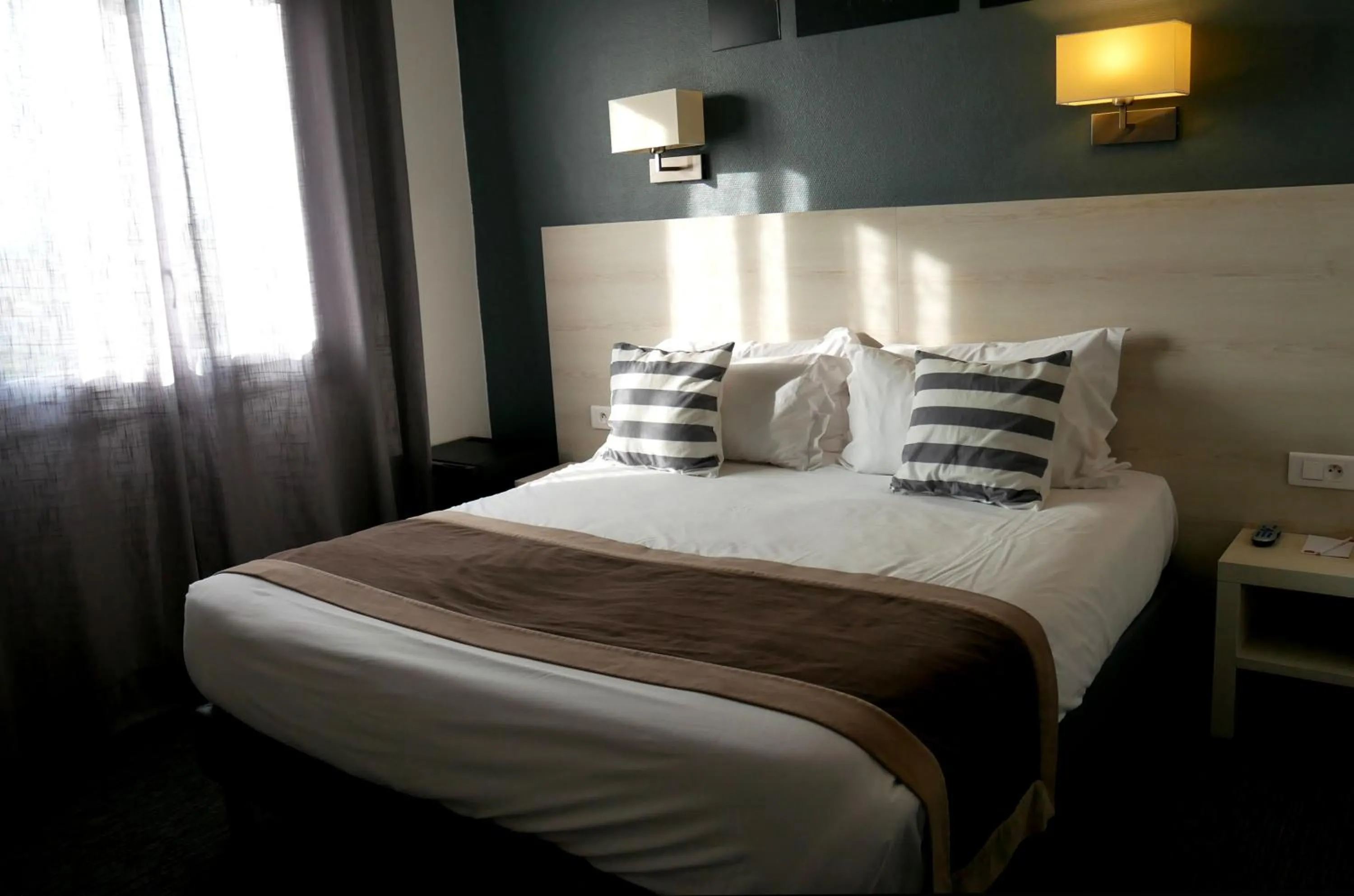 Property building, Bed in Le Regina Hôtel et restaurant Canet-plage