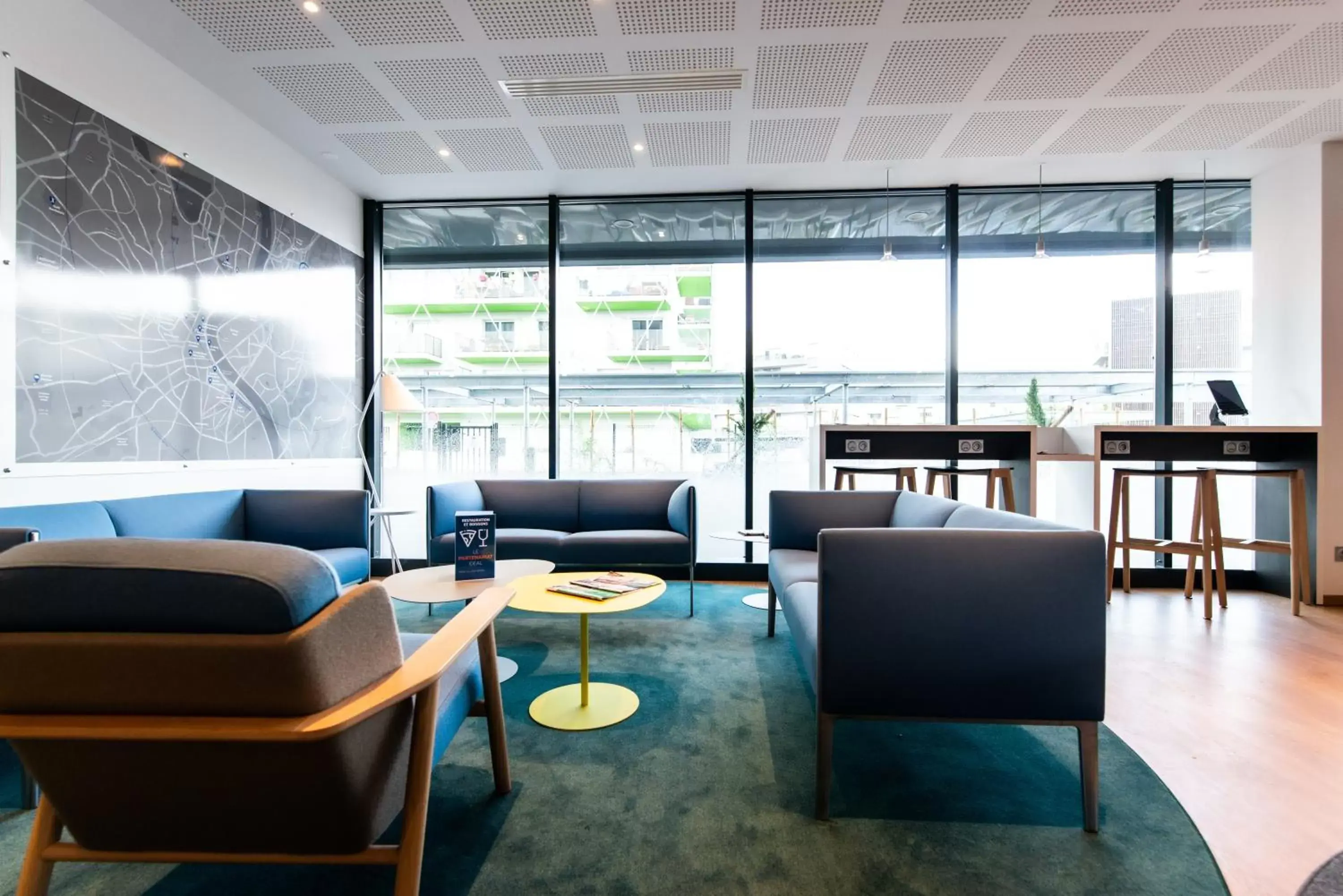 Property building, Lounge/Bar in Holiday Inn Express - Bordeaux - Lormont, an IHG Hotel