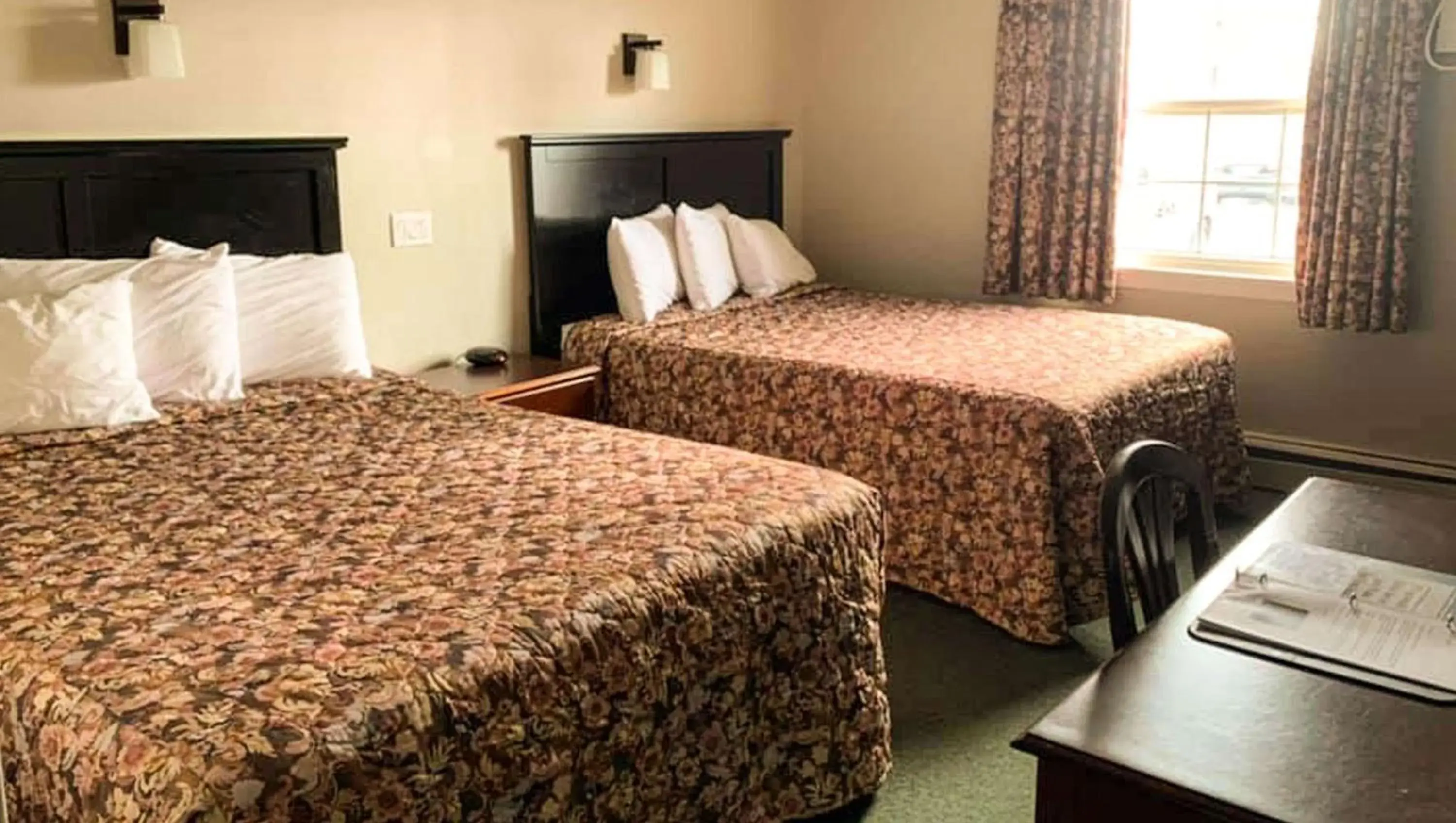 Photo of the whole room, Bed in Traveller's Inn Prince Edward Island