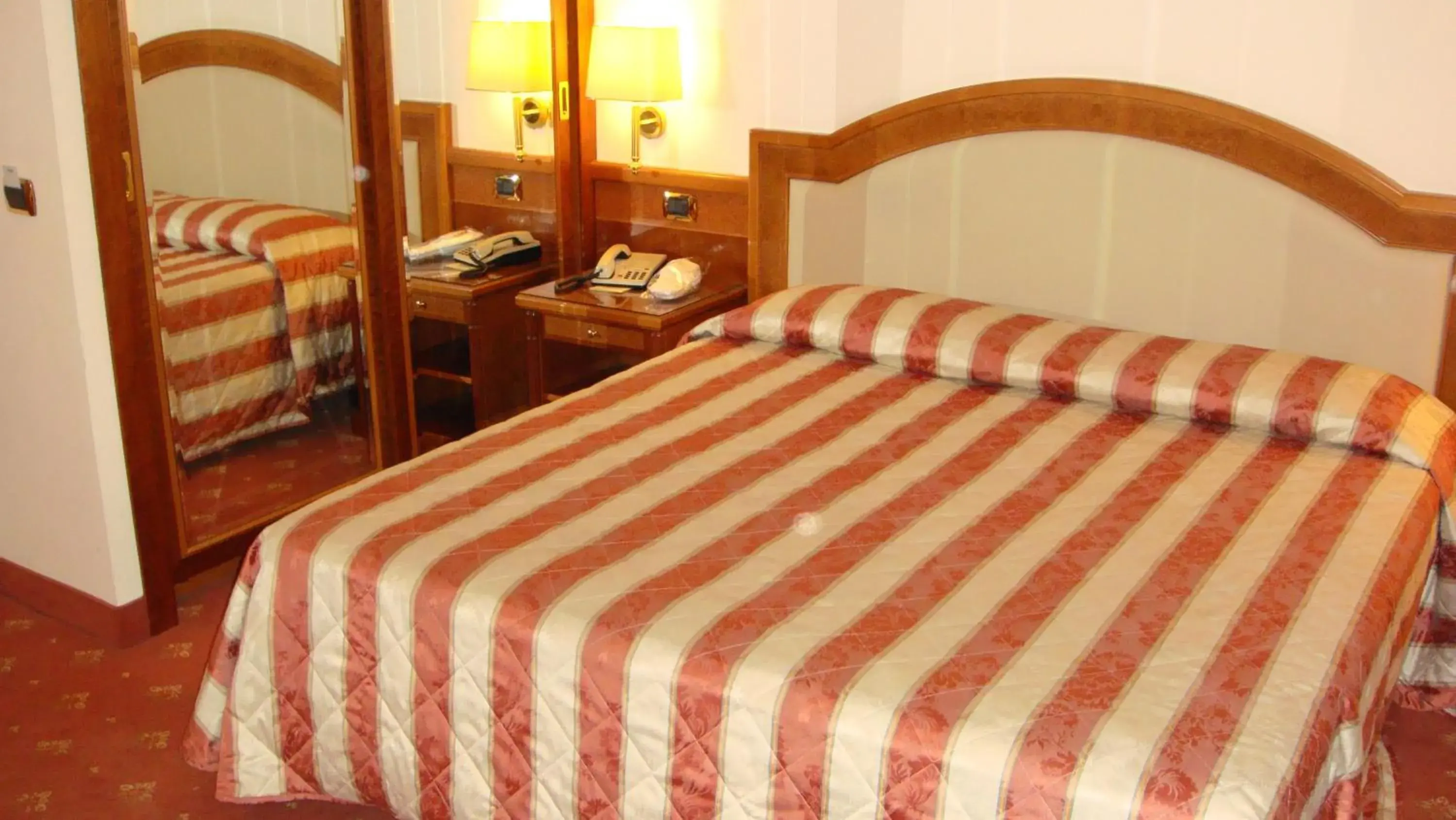 Bed in Albergo Corona