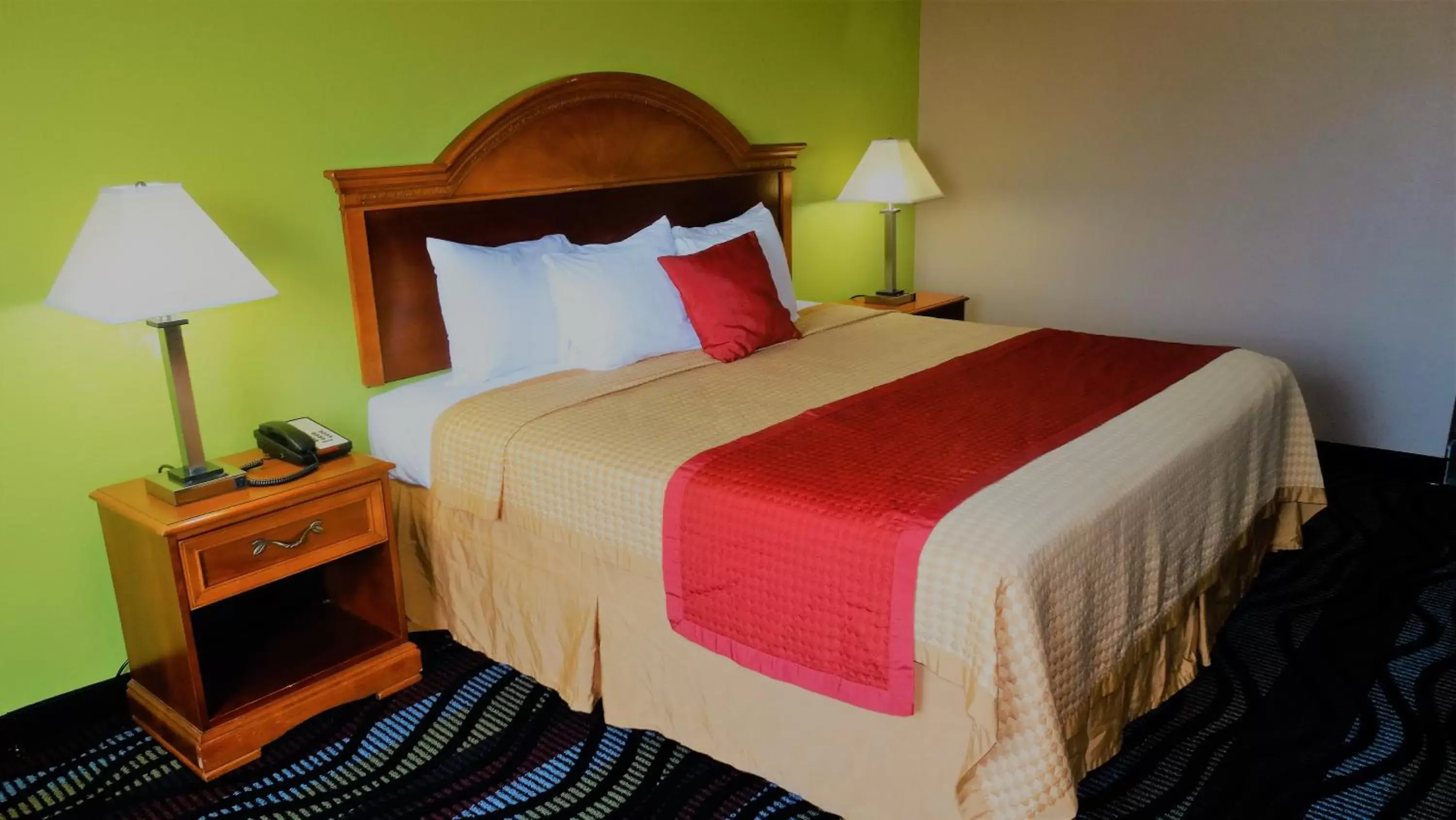 Bed in Oak Tree Inn & Suites